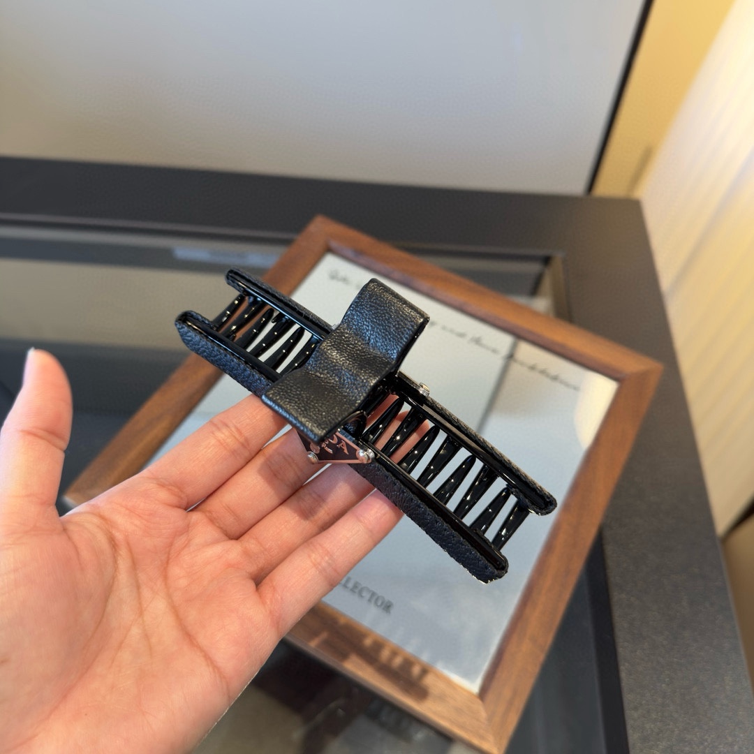 pPRADA普拉达发夹