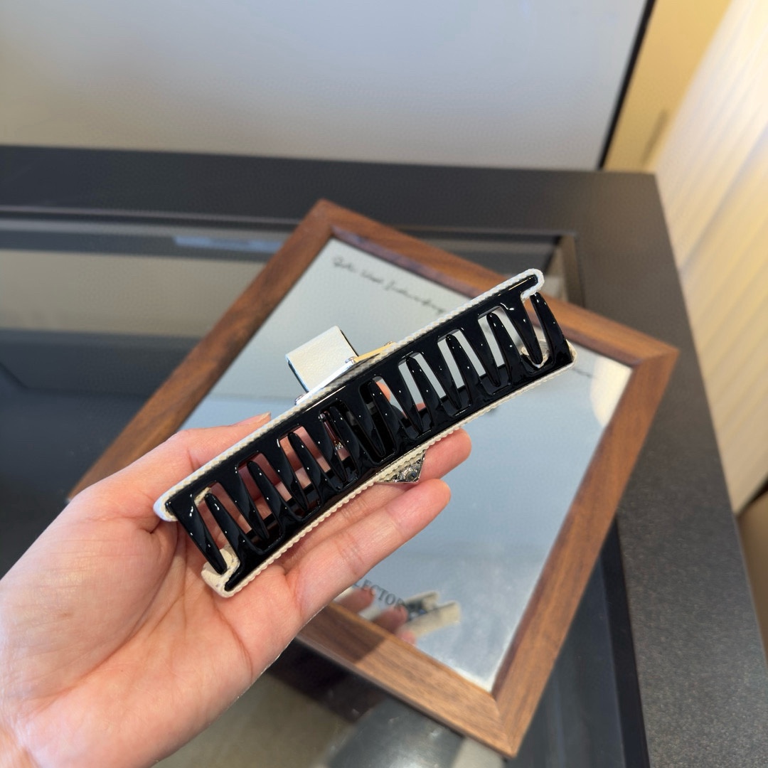 pPRADA普拉达发夹