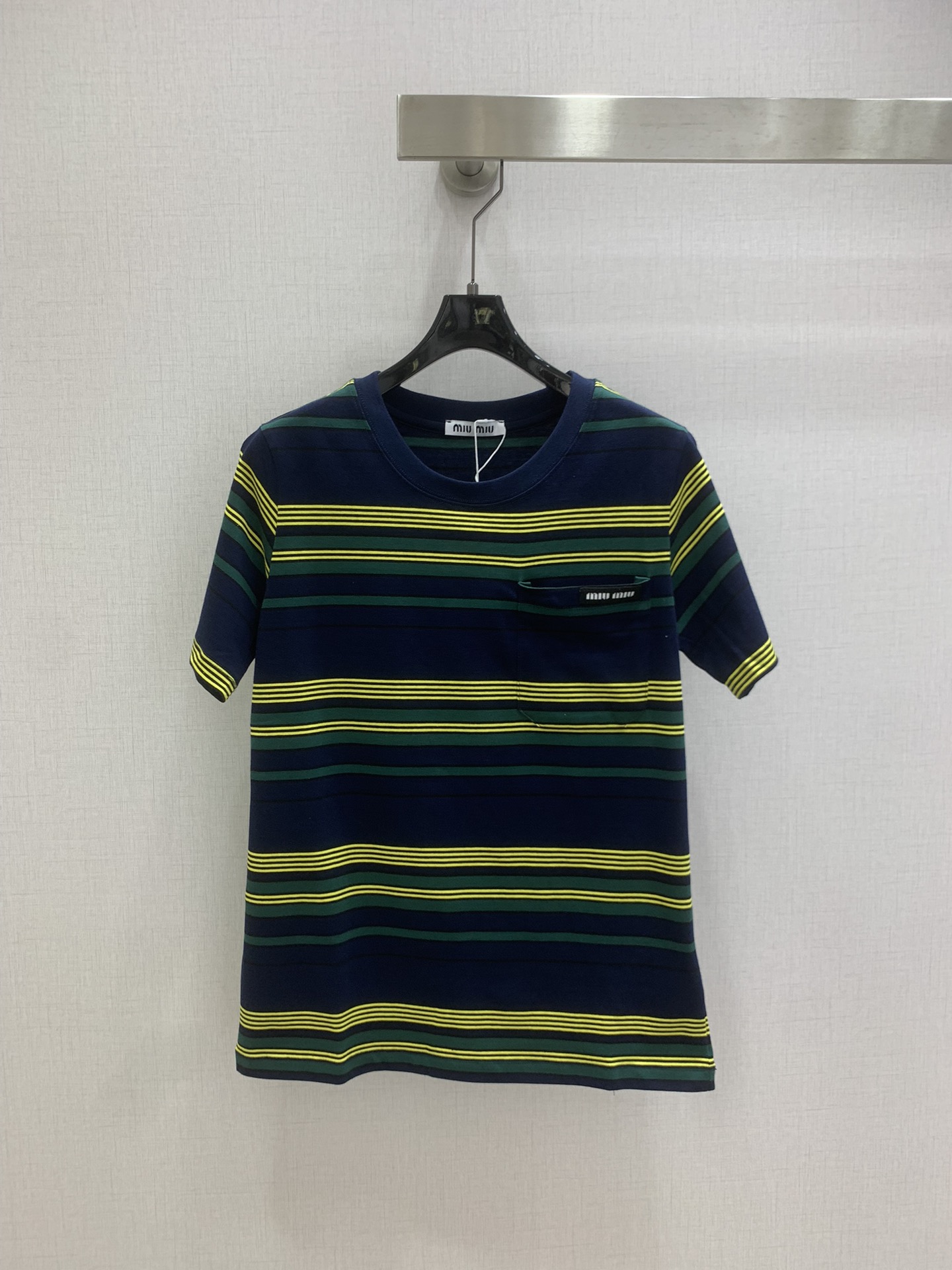 NO:749579,Highly recommended 26 early spring new retro striped short-sleeved T-shirt. The striped color scheme of navy blue + dark green + cream is so exciting to me. The logo details on the collar and pockets are exquisite to the heart. It is perfect for wearing with a skirt, and it is very casual with jeans. The fabric is 1:1 custom-woven and dyed 175g 60-count double yarn jersey. It feels comfortable and the upper body is skin-friendly and breathable without deformation. It supports original comparison. The highest version comes in two colors. SMLXL code  High quality ABC,,skirts,jeans,T-shirt,tees,t-shirt,19860909强烈推荐 26早春新款 复古条纹短袖T恤 藏青+墨绿+奶黄的条纹配色太戳我了 领口+口袋的logo细节精致到心坎儿 搭半裙是大小姐,配牛仔裤又很随性,面料1:1定织定染175克60支双纱汗布,手感舒适上身亲肤透气不变形,支持原版对比,最高版 两个色 SMLXL码 高品质ABC,,skirts,jeans,T-shirt,tees，t-shirt,,Women's clothing