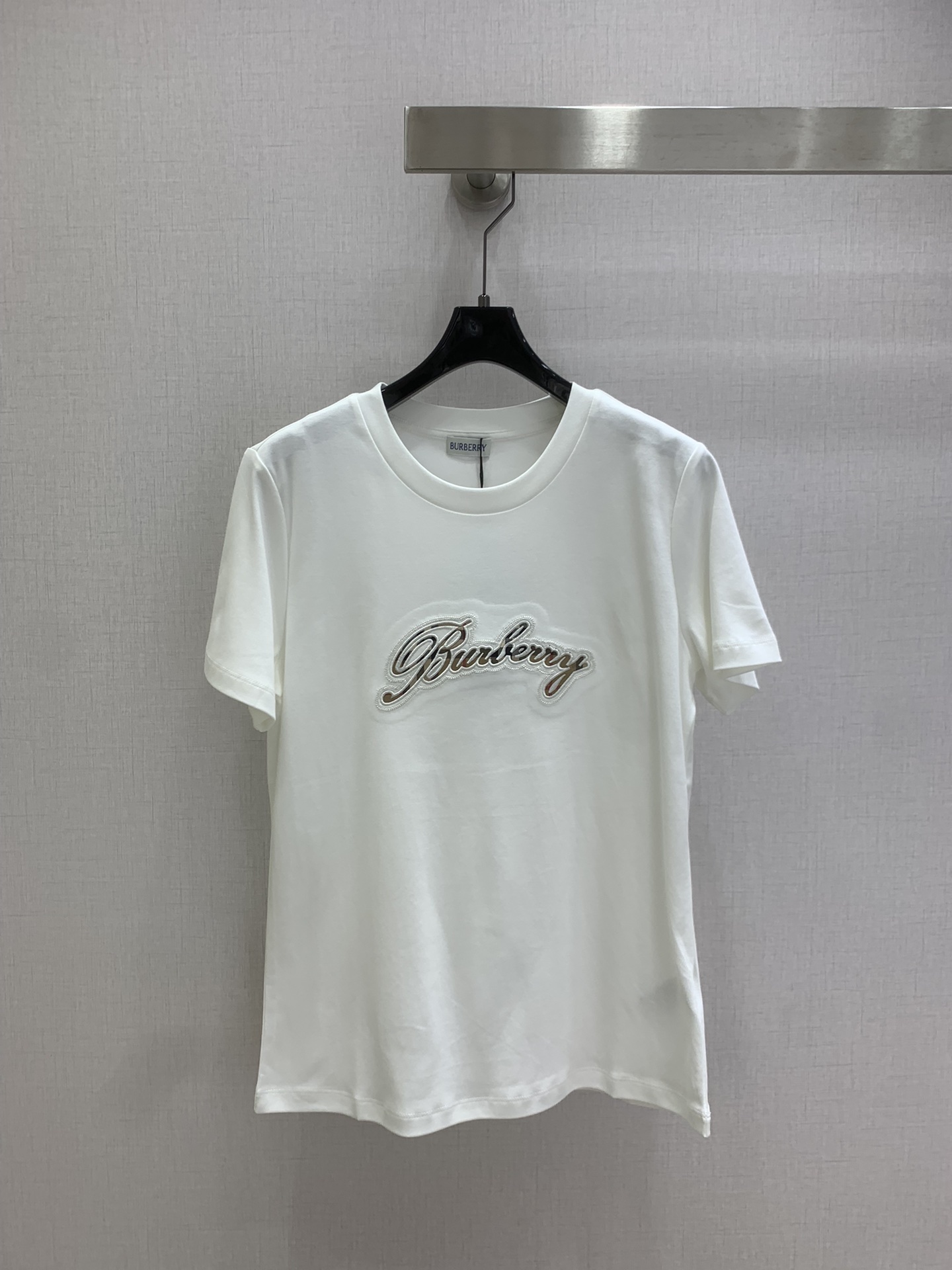 NO:749586,Highly recommended for early spring 26, the new embroidered plaid short-sleeved T-shirt is made of liquid ammonia treated mercerized cotton. The fabric texture is better and the upper body is more comfortable and soft. The war horse embroidery in the middle + plaid craftsmanship is full of details. The straight version of the upper body is very good-looking!  Two colors SML code high quality ABC,,T-shirt,tees,t-shirt,19860909强烈推荐 26早春新款 刺绣格纹短袖T恤 采用液氨处理丝光棉 面料质感更好 上身更舒适柔软 中间战马刺绣+格子工艺 细节满分 版型直筒 上身非常好看！两个色 SML码 高品质ABC,,T-shirt,tees，t-shirt,,Women's clothing