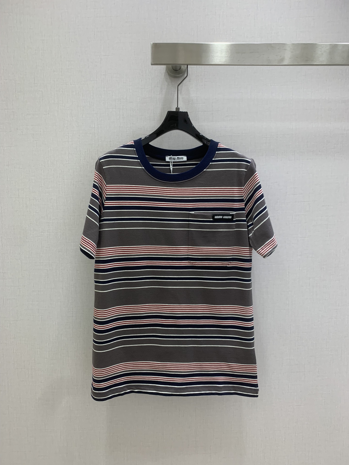 NO:749582,Highly recommended 26 early spring new retro striped short-sleeved T-shirt. The striped color scheme of navy blue + dark green + cream is so exciting to me. The logo details on the collar and pockets are exquisite to the heart. It is perfect for wearing with a skirt, and it is very casual with jeans. The fabric is 1:1 custom-woven and dyed 175g 60-count double yarn jersey. It feels comfortable and the upper body is skin-friendly and breathable without deformation. It supports original comparison. The highest version comes in two colors. SMLXL code  High quality ABC,,skirts,jeans,T-shirt,tees,t-shirt,19860909强烈推荐 26早春新款 复古条纹短袖T恤 藏青+墨绿+奶黄的条纹配色太戳我了 领口+口袋的logo细节精致到心坎儿 搭半裙是大小姐,配牛仔裤又很随性,面料1:1定织定染175克60支双纱汗布,手感舒适上身亲肤透气不变形,支持原版对比,最高版 两个色 SMLXL码 高品质ABC,,skirts,jeans,T-shirt,tees，t-shirt,,Women's clothing