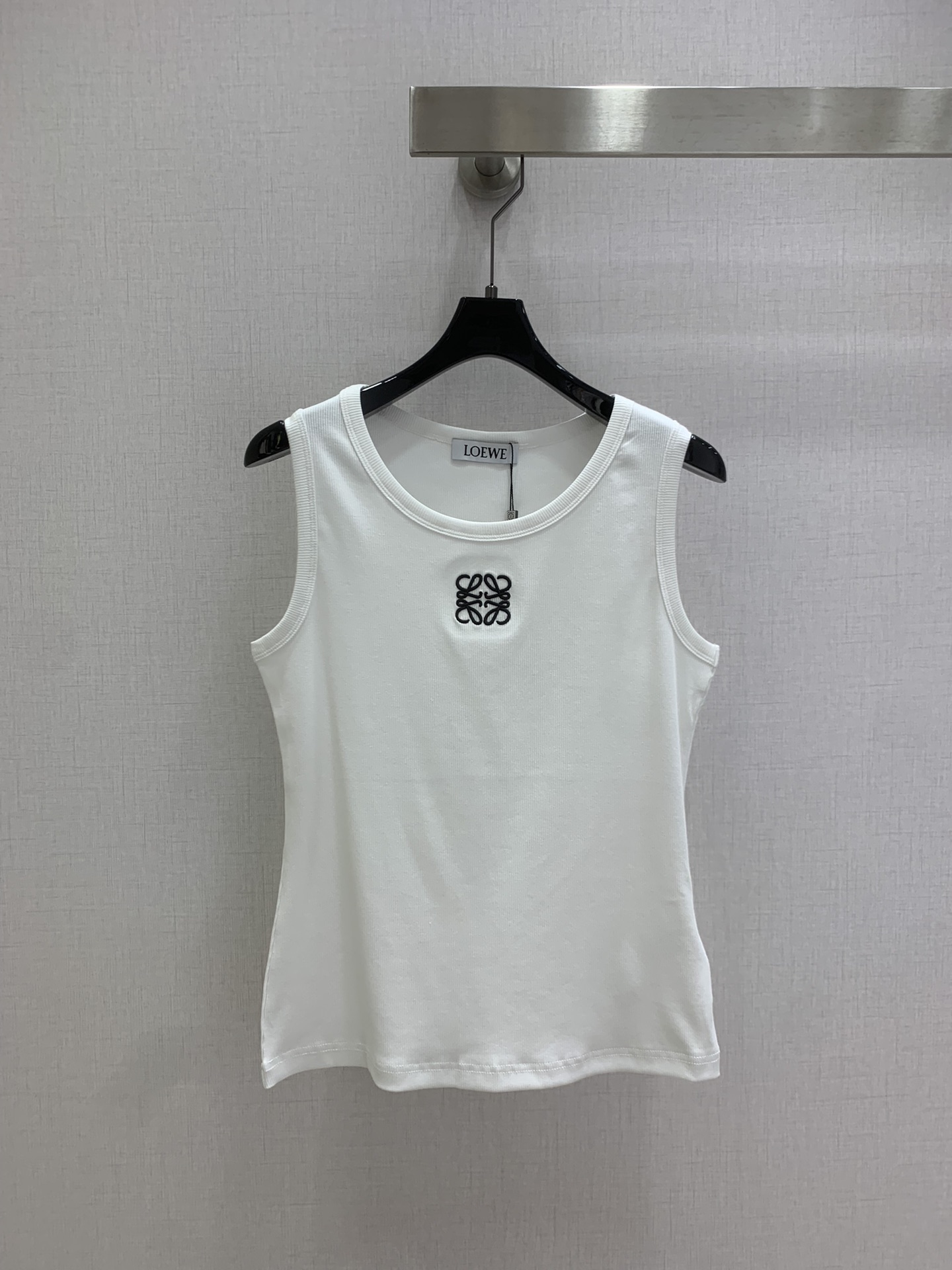 NO:749572,Highly recommended 26 early spring new embroidered vest top, power style round neck slim fit color block embroidered LOGO sleeveless vest!  Super invincible hot-selling item, you will definitely replenish your order if you get it!  Two colors SML code high quality ABC,,19860909强烈推荐 26早春新款 刺绣背心上衣 幂式穿搭圆领修身拼色刺绣LOGO无袖背心！超级无敌大爆款有拿必补单！两个色 SML码 高品质ABC,,,Women's clothing