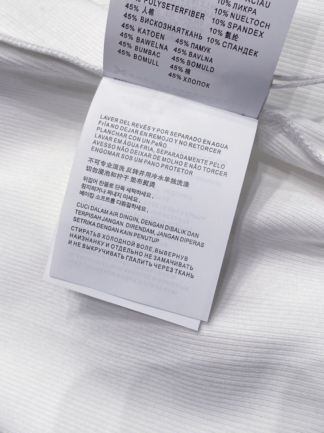 PR~经典三角珐琅标装饰棉质坦克背心 100%棉质紧身坦克背心,意大利奢侈匠心之作,以极简廓形诠释高级日常。 甄选高密精 PR~经典三角珐琅标装饰棉质坦克背心 100%棉质紧身坦克背心,意大利奢侈匠心之作,以极简廓形诠释高级日常。 甄选高密精