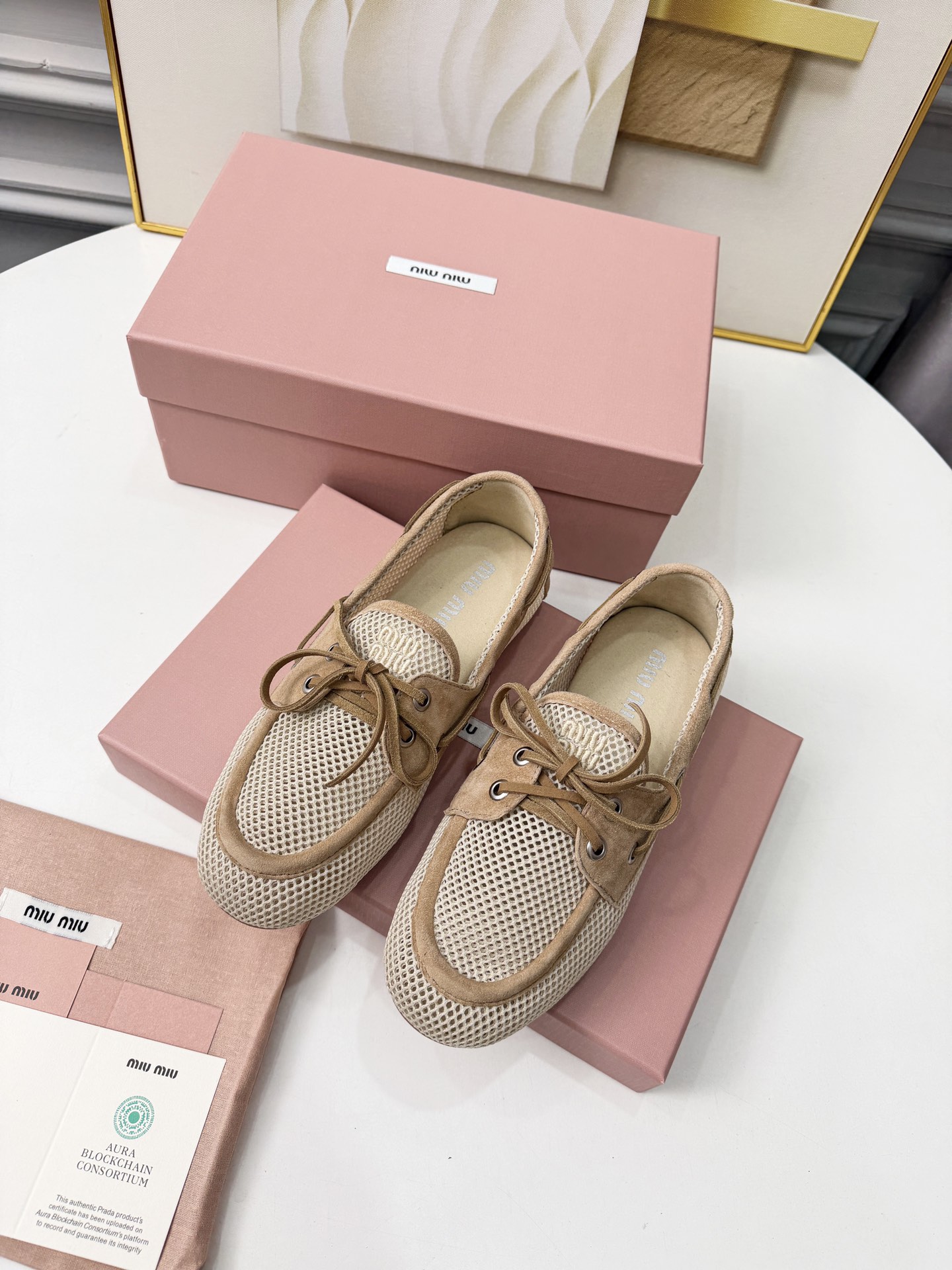 NO:747120,miu mi's 26th early spring catwalk new style ♀color-grabbed retro loafers are hotly available, and they are a must-have item for year-round wear. The uppers are made of custom-made retro color-grabbed first-layer cowhide with retro distressed color-grabbing technology, which makes the whole pair of shoes appear casual and free. The uppers are designed with simple lace-up bows, and the whole pair of shoes become smart in an instant. The lazy one-step design makes it convenient and fast to go out with a casual concave shape.  Exclusive molded rubber outsole, soft, lightweight, non-slip and wear-resistant, code number 35 to 40 (custom-made 41, non-refundable), loafers, miumiu, loafers, cowhide19860909miu mi 26年早春走秀新款♀擦色复古乐福鞋火爆来袭,常年穿搭必备单品 鞋面采用定制复古擦色头层牛皮上复古的做旧擦色工艺,使整双鞋都透露着随性和洒脱,鞋面采用简约系带蝴蝶结设计,一瞬间整双鞋灵动了起来懒人一脚蹬设计,出门方便快捷随意凹造型 独家开模橡胶大底,柔软轻便还防滑耐磨 码数35一40（41定做不退换）,乐福鞋,miumiu,loafers,cowhide,Women's Shoes