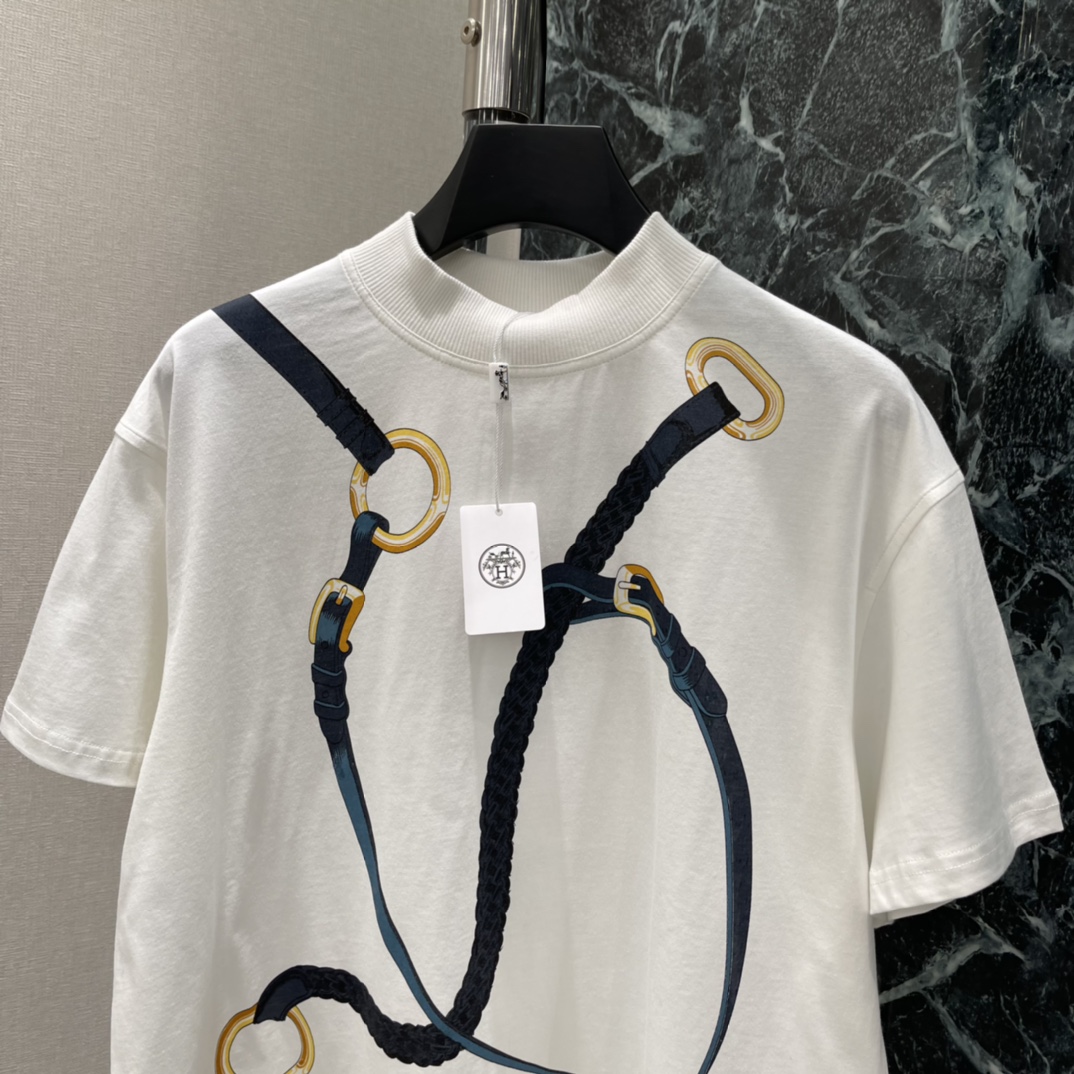 Her 26春夏新款 马具印花高领T恤 马术元素印花 辨识度超高!高领设计修饰颈部线条 宽松版型超显松弛