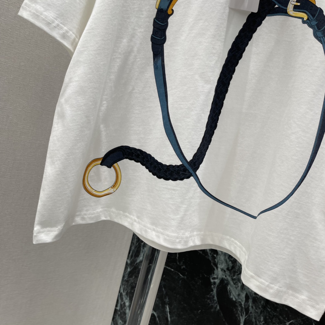 Her 26春夏新款 马具印花高领T恤 马术元素印花 辨识度超高!高领设计修饰颈部线条 宽松版型超显松弛