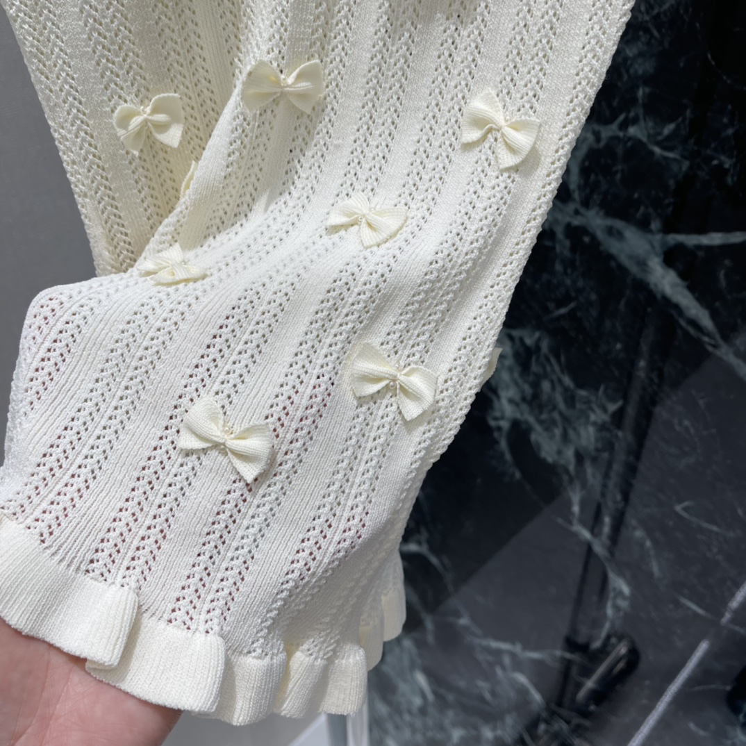 Sea New Yor* 26春夏新款 蝴蝶结上衣 点缀立体蝴蝶结+珍珠元素，法式甜美风满满。花边袖口和