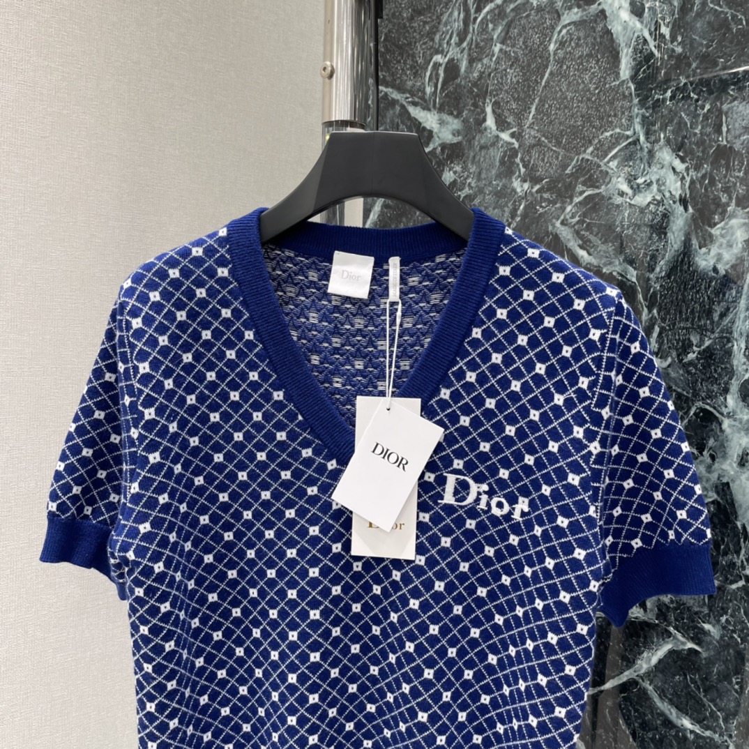 Ｄ家 26春夏新款 V领撞色针织衫 深蓝底色配白色几何图案 简约又有细节感 春夏穿超合适!V领设计修饰颈