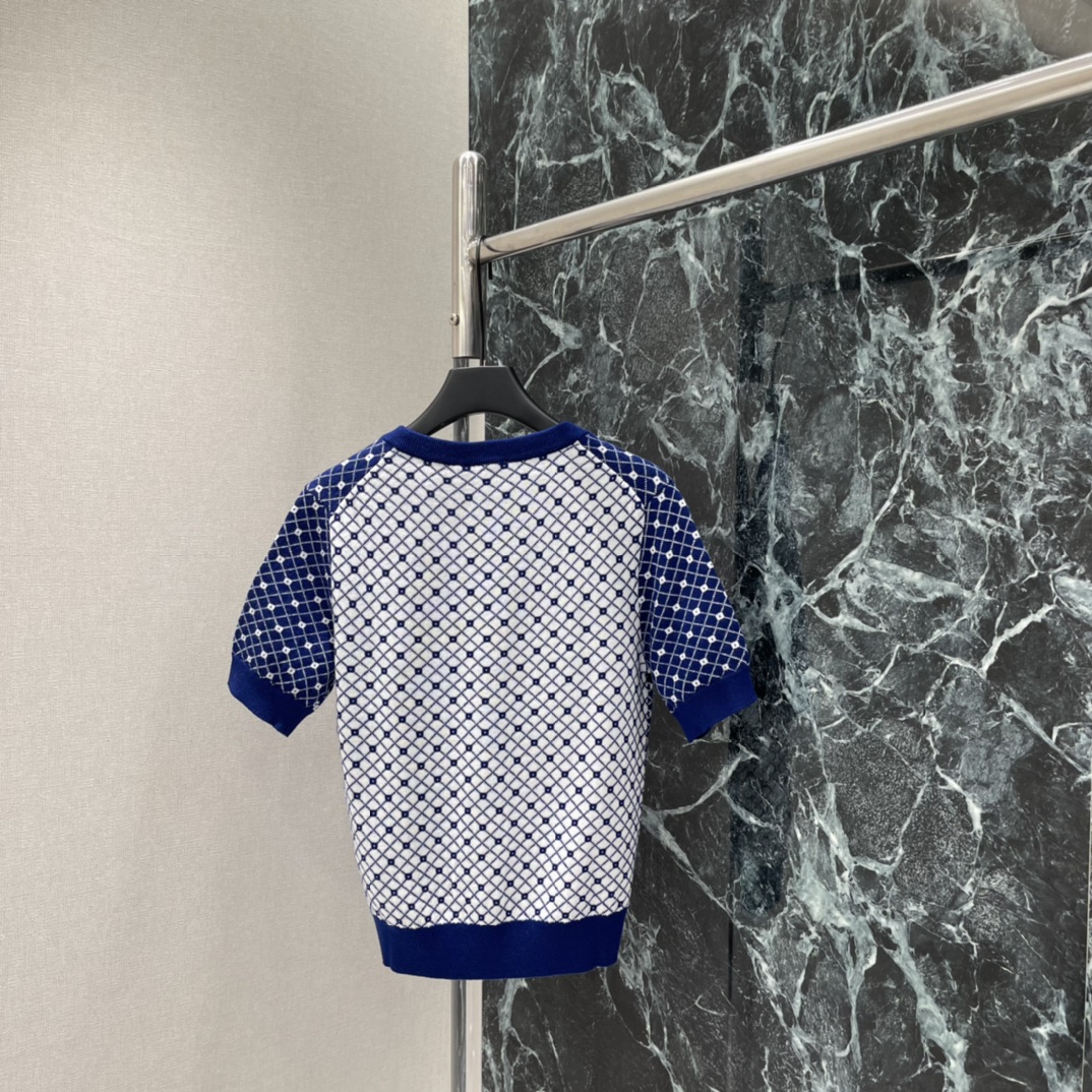 Ｄ家 26春夏新款 V领撞色针织衫 深蓝底色配白色几何图案 简约又有细节感 春夏穿超合适!V领设计修饰颈