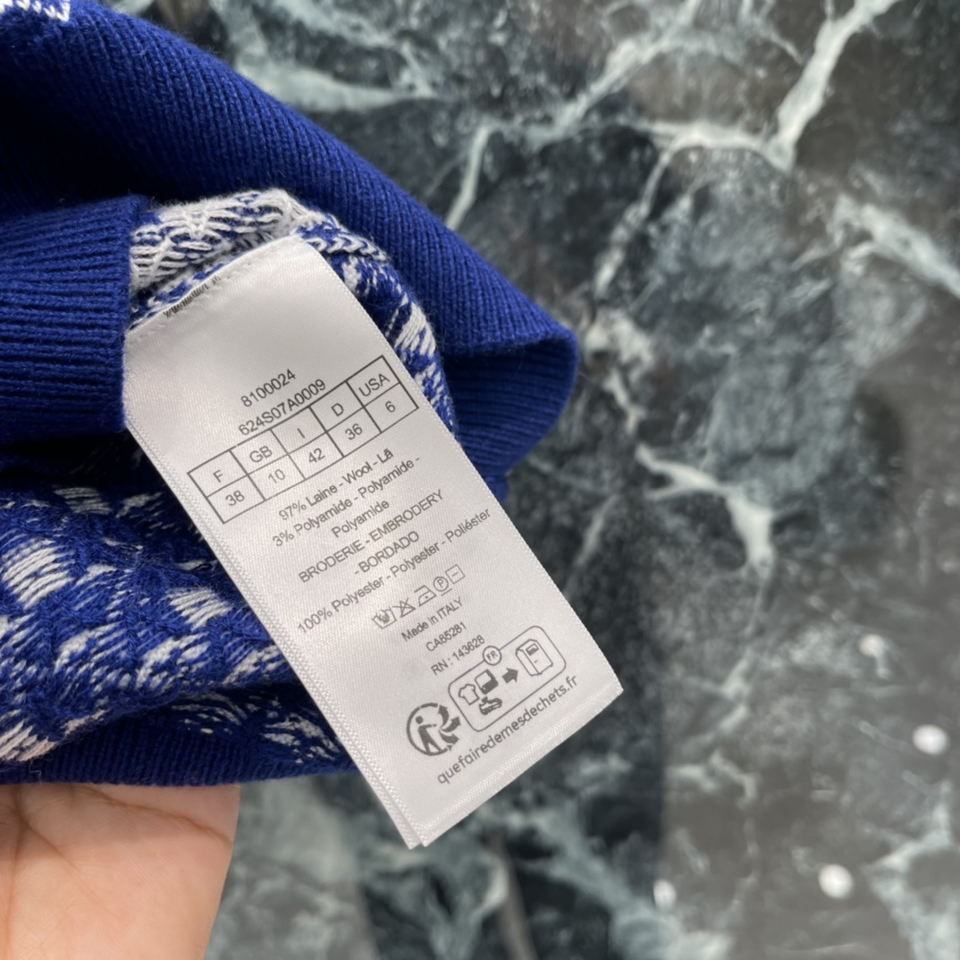 Ｄ家 26春夏新款 V领撞色针织衫 深蓝底色配白色几何图案 简约又有细节感 春夏穿超合适!V领设计修饰颈