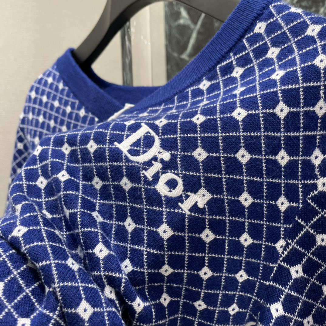 Ｄ家 26春夏新款 V领撞色针织衫 深蓝底色配白色几何图案 简约又有细节感 春夏穿超合适!V领设计修饰颈