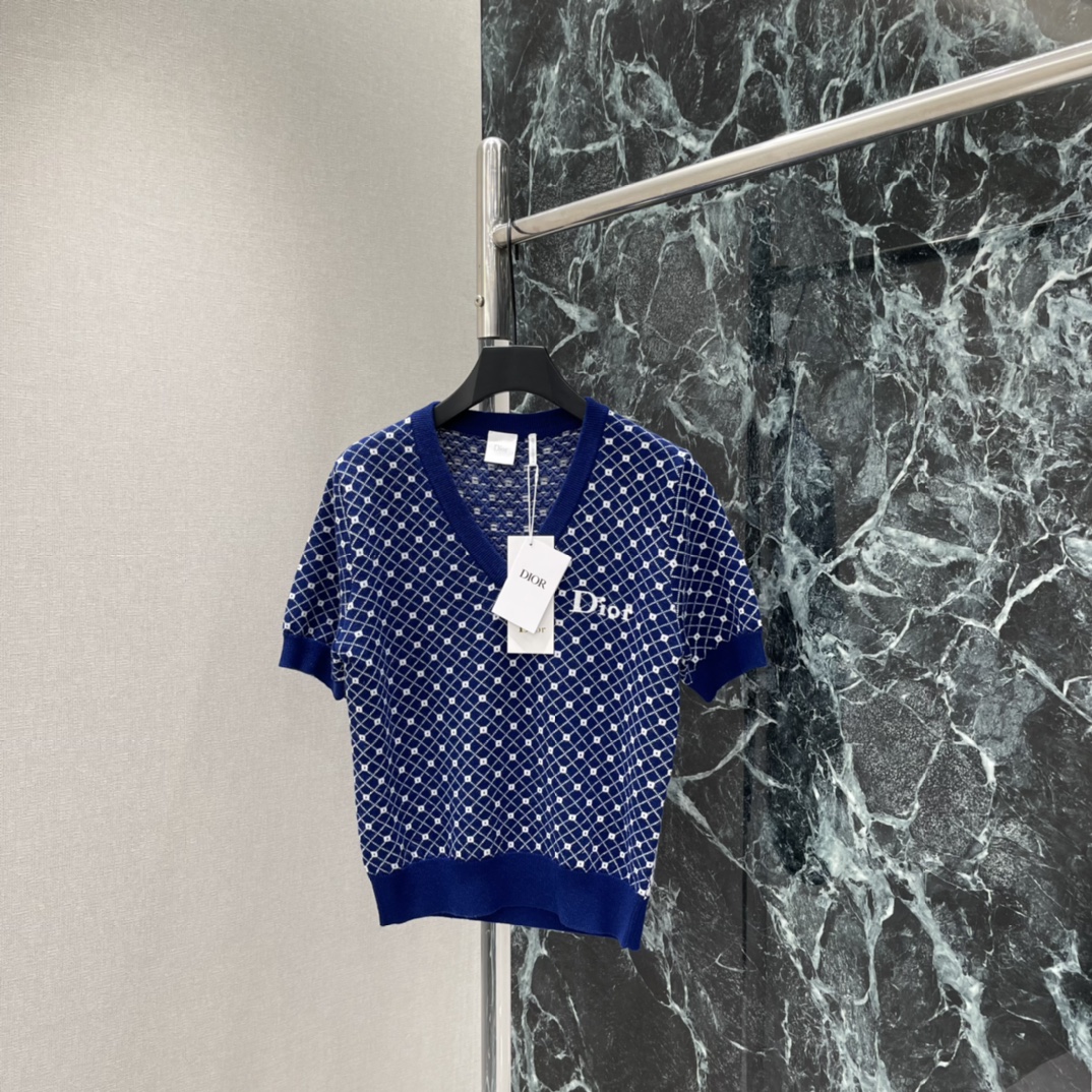 Ｄ家 26春夏新款 V领撞色针织衫 深蓝底色配白色几何图案 简约又有细节感 春夏穿超合适!V领设计修饰颈