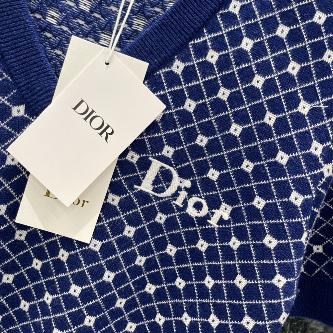 Ｄ家 26春夏新款 V领撞色针织衫 深蓝底色配白色几何图案 简约又有细节感 春夏穿超合适!V领设计修饰颈