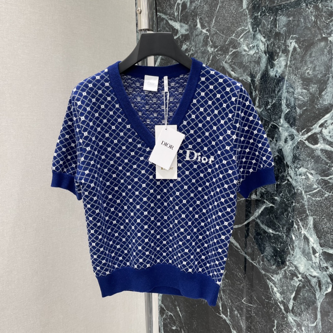 Ｄ家 26春夏新款 V领撞色针织衫 深蓝底色配白色几何图案 简约又有细节感 春夏穿超合适!V领设计修饰颈