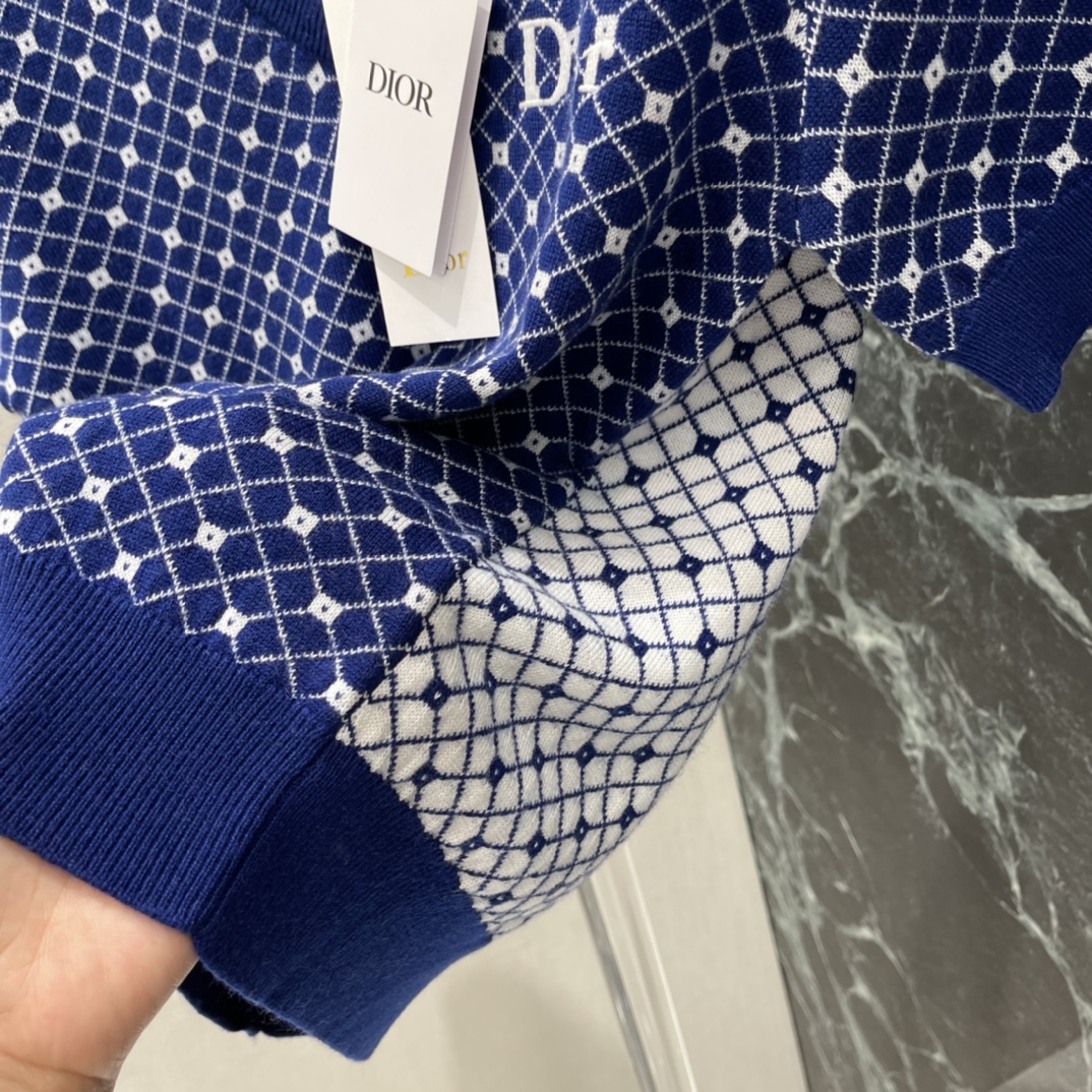 Ｄ家 26春夏新款 V领撞色针织衫 深蓝底色配白色几何图案 简约又有细节感 春夏穿超合适!V领设计修饰颈