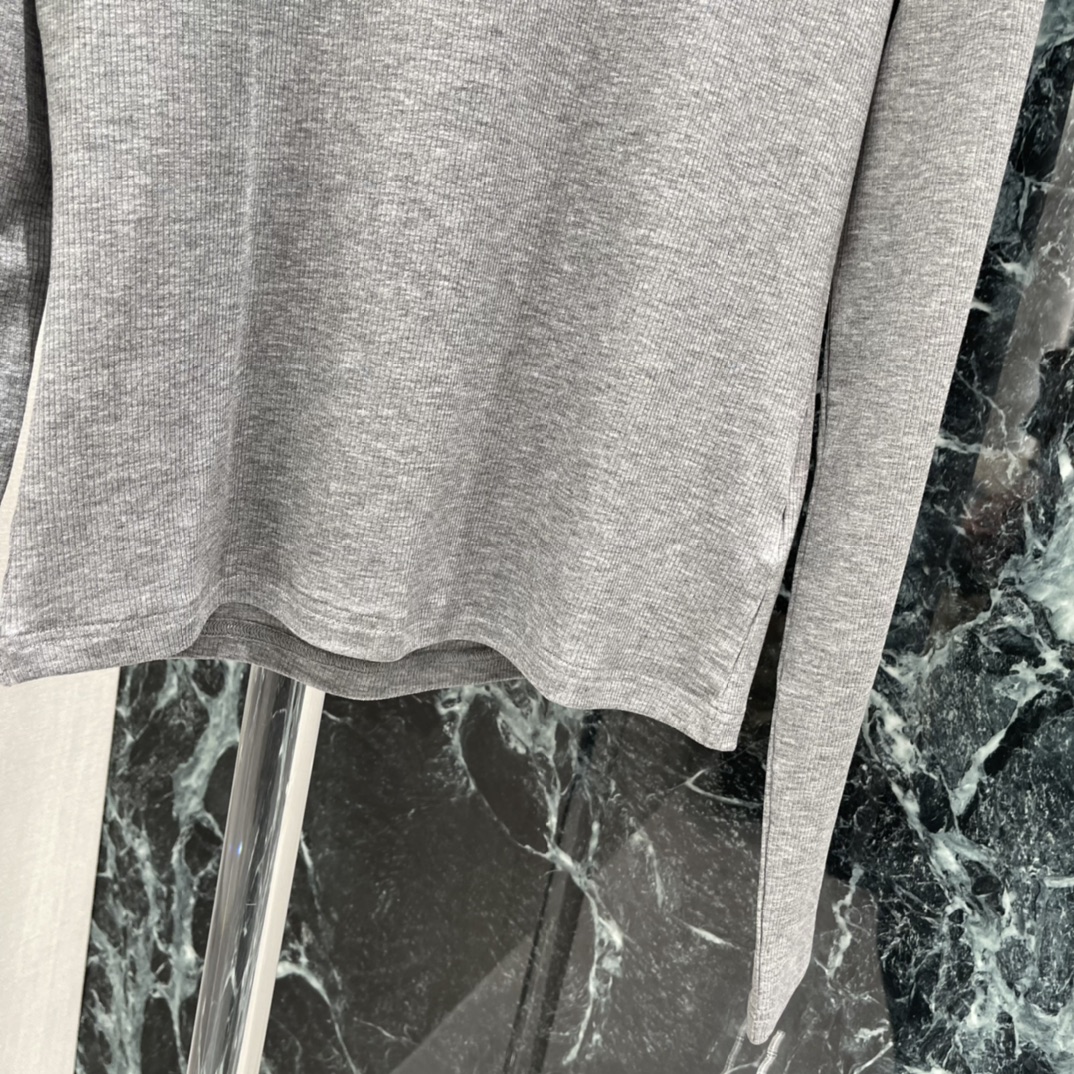 土星 26春夏新款 刺绣图标上衣 胸前土星Logo超有辨识度 象征品牌先锋与叛逆精神 灰色棉质面料 柔软