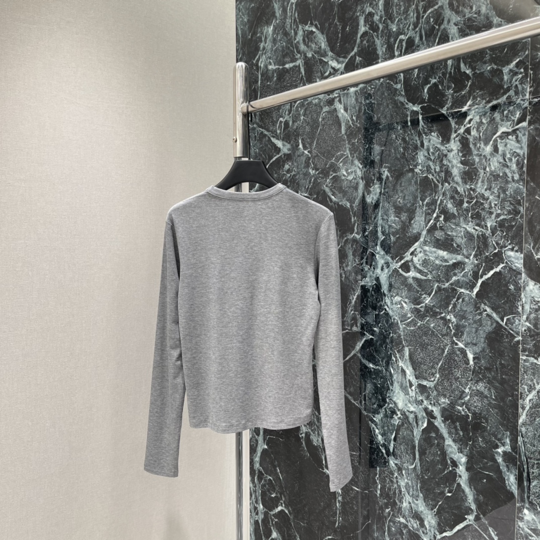 土星 26春夏新款 刺绣图标上衣 胸前土星Logo超有辨识度 象征品牌先锋与叛逆精神 灰色棉质面料 柔软