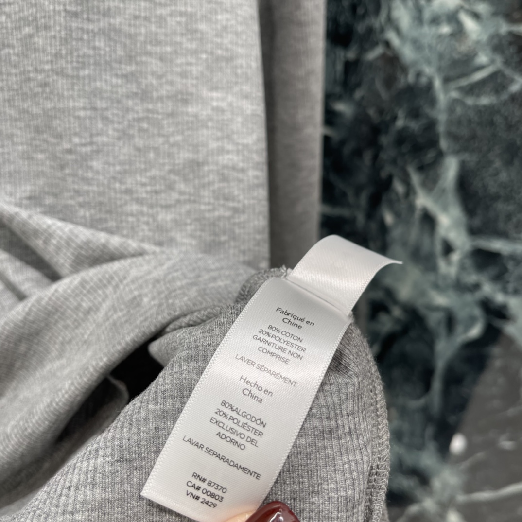 土星 26春夏新款 刺绣图标上衣 胸前土星Logo超有辨识度 象征品牌先锋与叛逆精神 灰色棉质面料 柔软