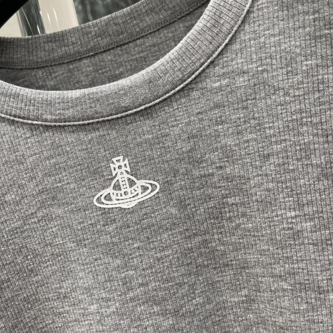 土星 26春夏新款 刺绣图标上衣 胸前土星Logo超有辨识度 象征品牌先锋与叛逆精神 灰色棉质面料 柔软