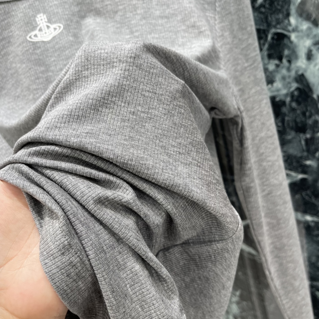 土星 26春夏新款 刺绣图标上衣 胸前土星Logo超有辨识度 象征品牌先锋与叛逆精神 灰色棉质面料 柔软