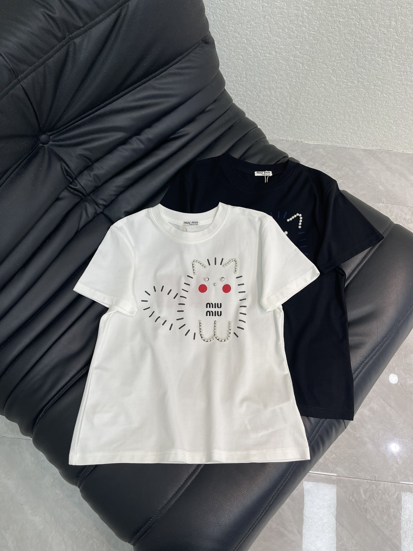 NO:751068,Miumi*26 new spring and summer cat beading heavy industry short-sleeved T-shirt Mercerized cotton fabric High-density fashionable sports style Every daily wear Playful and age-reducing design elements full of vitality High quality Size S-XXL A,,miumiu,T-shirt,tees,t-shirt,19860909Miumi*26春夏新款猫咪钉珠重工短袖T恤 丝光棉面料 高密度时髦运动风 每个日常的穿搭 俏皮减龄充满元气的设计元素 高品质 尺码S-XXL A,,miumiu,T-shirt,tees，t-shirt,,Women's clothing