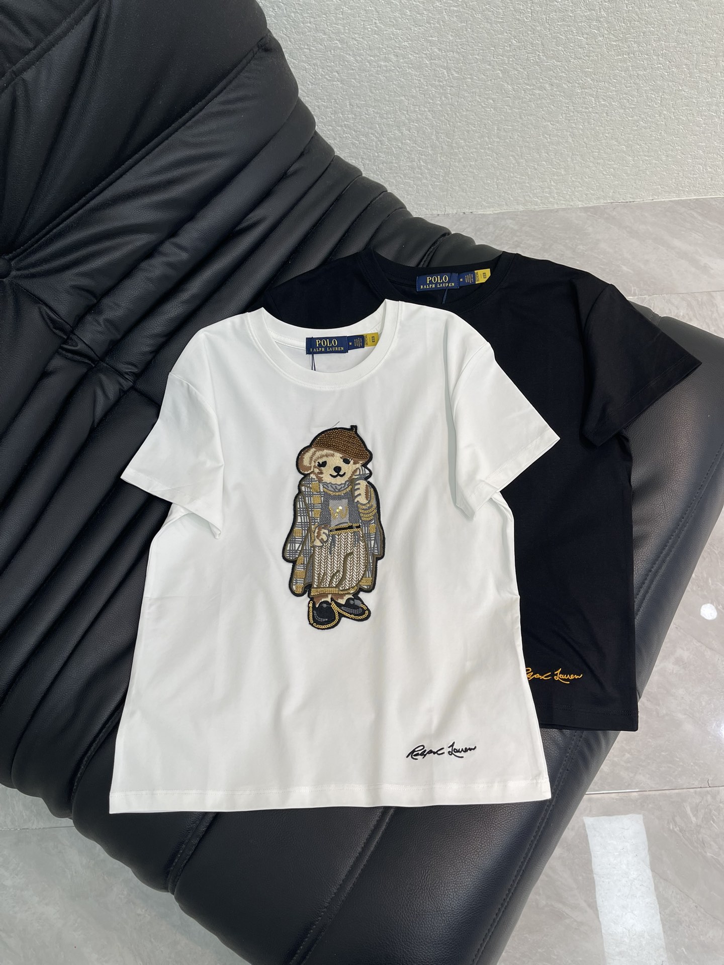 NO:751100,Ralph Laure** POLO appliqué embroidery bear sequin embroidery short-sleeved T-shirt. Made of cotton material. The upper body is soft and comfortable. Bear embroidery technology. The QR code can be scanned. High quality. Straight version. Not picky. Can be controlled by any body shape. S-XL A,, loro piana, T-shirt, tees, t-shirt,19860909Ralph Laure**拉夫*POLO贴布绣小熊珠片刺绣短袖T恤 采用棉面料材质 上身柔软舒适 小熊刺绣工艺 二维码可扫 高品质 直筒版型 不挑人 任何身形都可以驾驭 S-XL A,,loro piana,T-shirt,tees，t-shirt,,Women's clothing