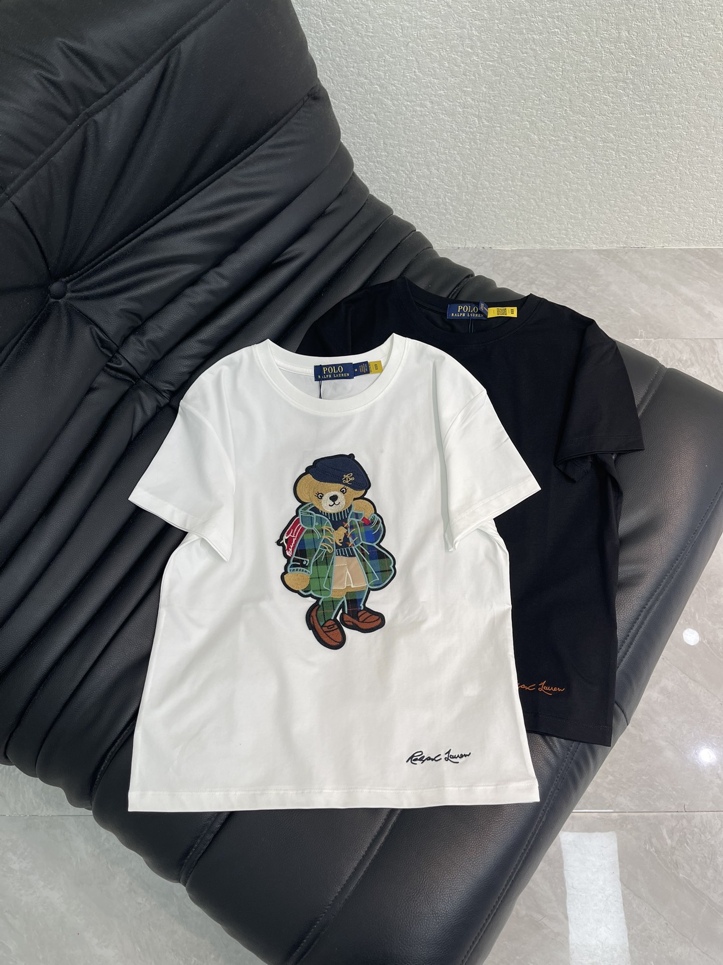 NO:751097,Ralph Laure**Ralph*POLO patch embroidery Scottish style bear embroidered letter short-sleeved T-shirt made of cotton material. The upper body is soft and comfortable. Bear embroidery technology. The QR code can be scanned. High quality. Straight version. Not picky. Can be controlled by any body shape. S-XL A,, loro piana, T-shirt, tees, t-shirt,19860909Ralph Laure**拉夫*POLO贴布绣苏格兰风小熊刺绣字母短袖T恤 采用棉面料材质 上身柔软舒适 小熊刺绣工艺 二维码可扫 高品质 直筒版型 不挑人 任何身形都可以驾驭 S-XL A,,loro piana,T-shirt,tees，t-shirt,,Women's clothing