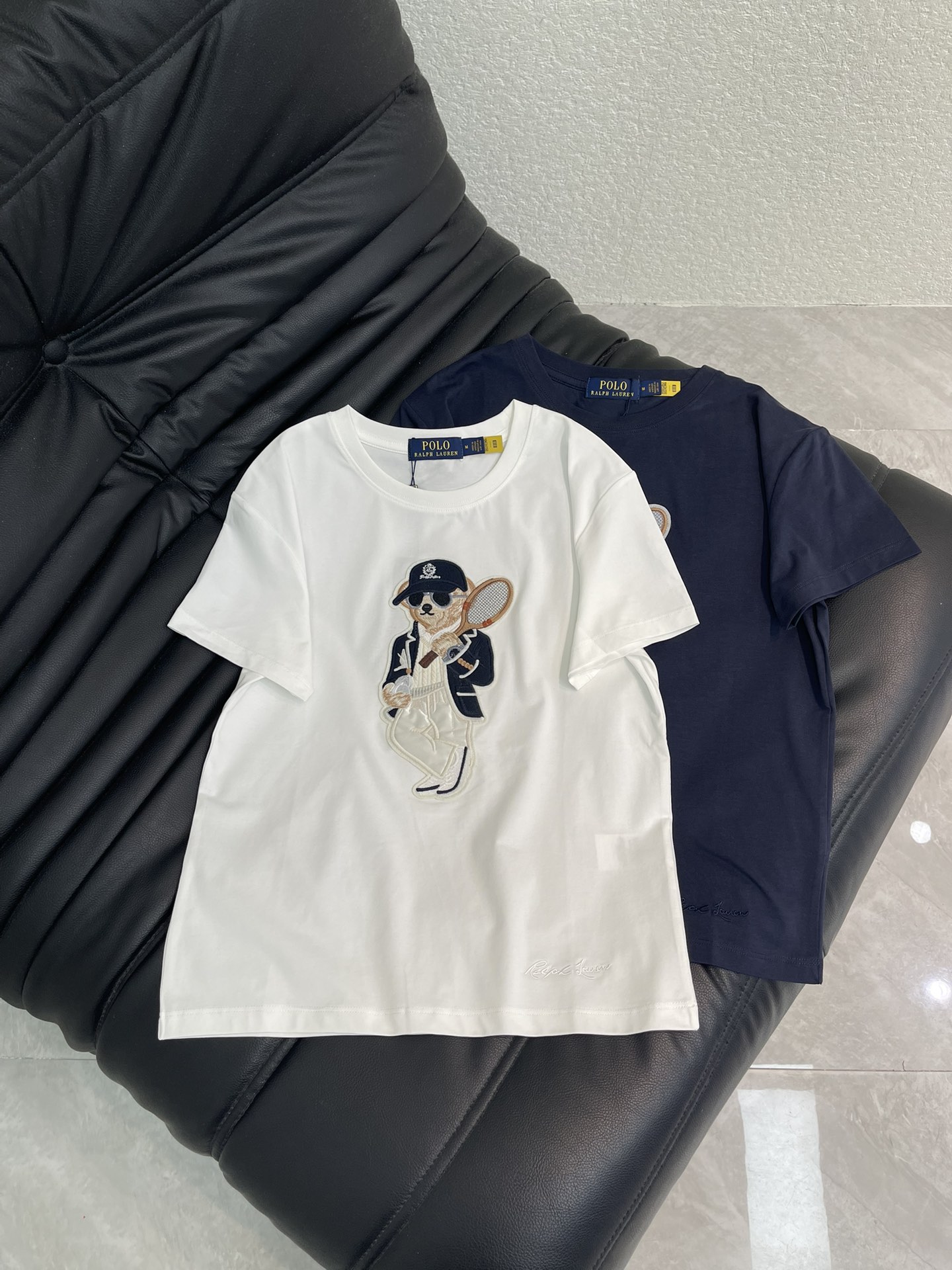 NO:751091,Ralph Laure* POLO patch embroidered tennis racket bear embroidered letter short-sleeved T-shirt made of cotton material. The upper body is soft and comfortable. Bear embroidery technology. The QR code can be scanned. High quality. Straight version. Not picky. Can be controlled by any body shape. S-XL AA, loro piana, T-shirt, tees, t-shirt,19860909Ralph Laure**拉夫*POLO贴布绣网球拍小熊刺绣字母短袖T恤 采用棉面料材质 上身柔软舒适 小熊刺绣工艺 二维码可扫 高品质 直筒版型 不挑人 任何身形都可以驾驭 S-XL AA,,loro piana,T-shirt,tees，t-shirt,,Women's clothing