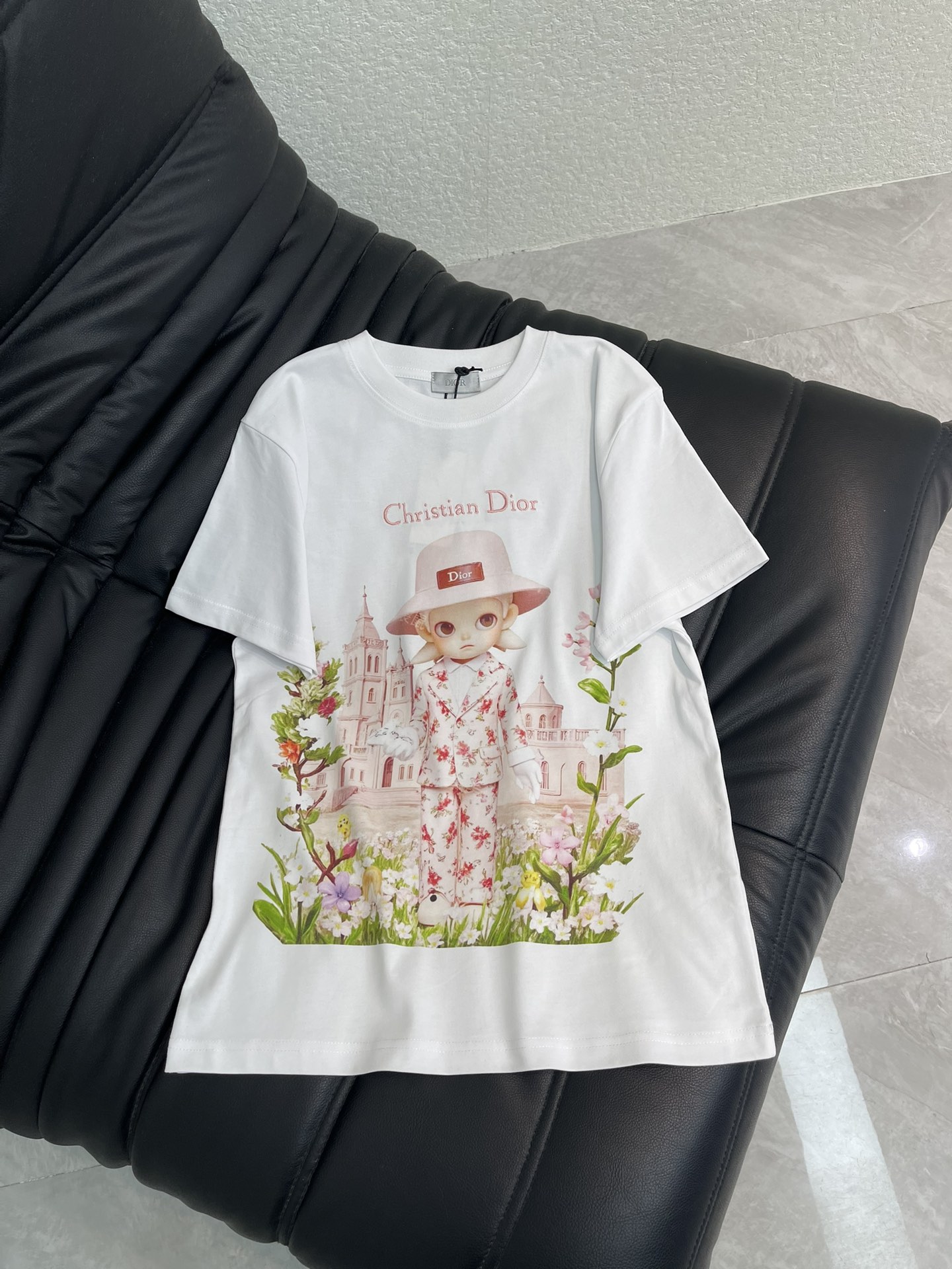 NO:751074,Dio*26 new spring and summer digital printing castle flower embroidered letter short-sleeved T-shirt. Pure cotton fabric. High-density fashionable sports style. Every daily wear. Playful and age-reducing design elements full of vitality. High quality. Sizes SML, dior, T-shirt, tees, t-shirt,19860909Dio*26春夏新款数码印花城堡花卉刺绣字母短袖T恤 纯棉面料 高密度时髦运动风 每个日常的穿搭 俏皮减龄充满元气的设计元素 高品质 尺码SML,,dior,T-shirt,tees，t-shirt,,Women's clothing