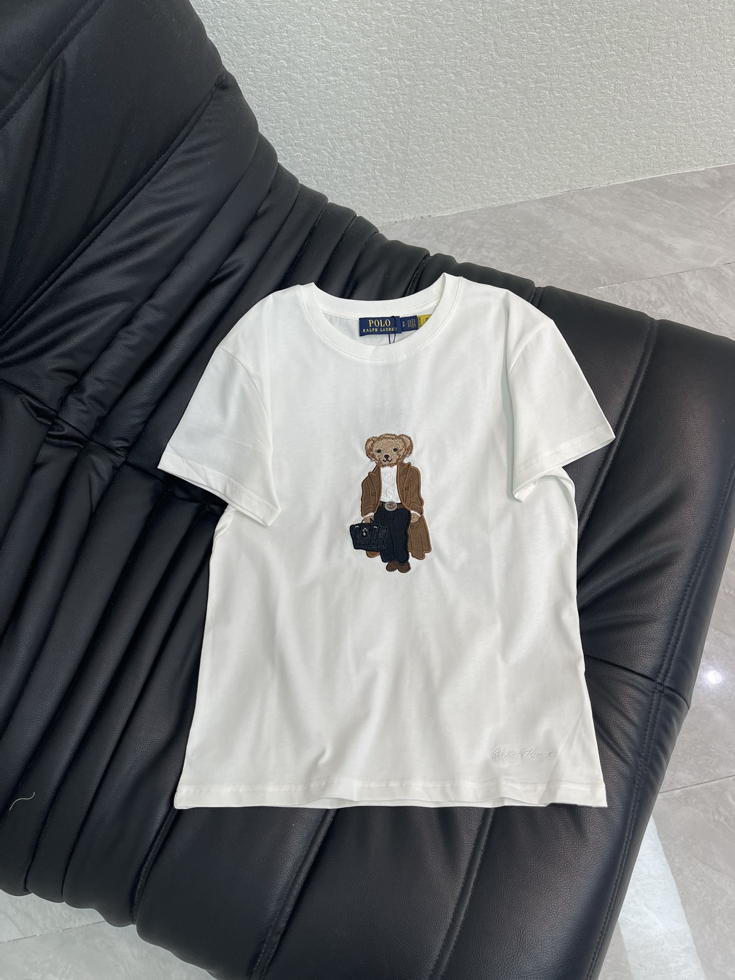 NO:751110,Ralph Laure** POLO brown coat bear embroidered short-sleeved T-shirt made of cotton material. The upper body is soft and comfortable. Bear embroidery technology. QR code can be scanned. High quality. Straight version. Not picky. Can be controlled by any body shape. S-XL A,, loro piana, jackets & coats, T-shirt, tees, t-shirt,19860909Ralph Laure**拉夫*POLO棕外套小熊刺绣短袖T恤 采用棉面料材质 上身柔软舒适 小熊刺绣工艺 二维码可扫 高品质 直筒版型 不挑人 任何身形都可以驾驭 S-XL A,,loro piana,jackets & coats,T-shirt,tees，t-shirt,,Women's clothing