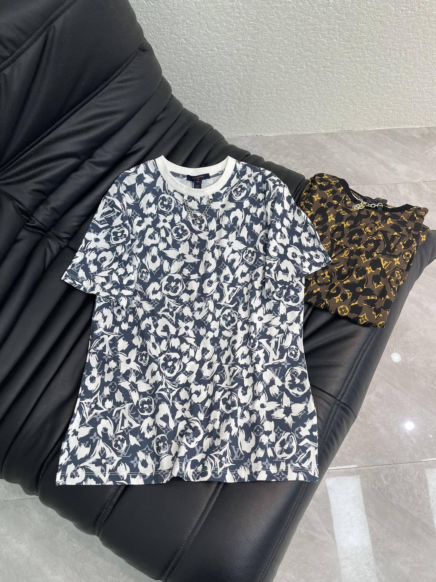 NO:751085,Louis Vuitto*26 new spring and summer active floral chain short-sleeved T-shirt!  Customized pure cotton fabric, soft and comfortable, full of texture, classic Monogram presbyopia + floral element metal chain, fashionable and high-end!  The chain with engraved letters on the neckline echoes!  Let the fashionable and high-end sense stand out. The classic version does not make people look slimmer!  Highly recommended casual items. SML, Louis Vuitton, T-shirt, tees, t-shirt,19860909Louis Vuitto*26春夏新款活性乱花链条短袖T恤！定制纯棉面料 柔软舒适 质感十足 经典Monogram老花+花卉元素金属链条 时髦又高级！领口印刻字母链条呼应！让时尚高级感立显 经典版型不挑人上身巨显瘦！强烈推荐休闲气质单品.SML,,louis vuitton,T-shirt,tees，t-shirt,,Women's clothing