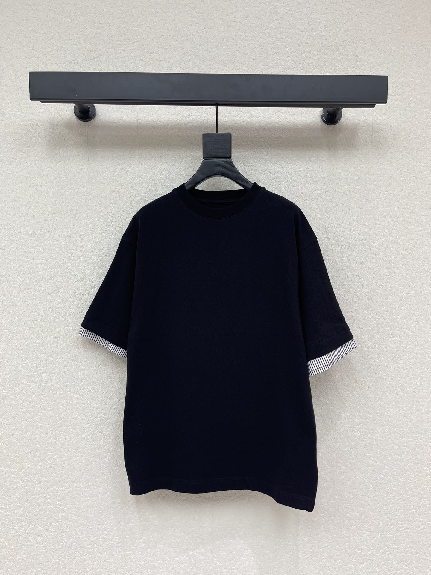 NO:751096,JIL SANDE*26 new spring and summer new striped splicing fake two-piece short-sleeved T-shirt. It uses a simple black base and is layered to create a distinct sense of design. It is round and loose and large-cut, and the long-sleeved pinstriped shirt is spliced ​​inside, which not only breaks the monotony of the solid color, but also adds a casual layering to the overall look. The pure cotton fabric is comfortable and breathable, a must-have for spring and summer!  SML A,,jil sander,shirts,T-shirt,tees,t-shirt,19860909JIL SANDE*26春夏新款条纹拼接假两件短袖T恤.用简约的黑色基底,叠搭出层次分明的设计感.圆宽松大版型剪裁,内里拼接了细条纹衬衫长袖,既打破了纯色的单调,又让整体造型多了一份随性的层次感.纯棉面料穿着舒适透气,春夏必备！SML A,,jil sander,shirts,T-shirt,tees，t-shirt,,Women's clothing