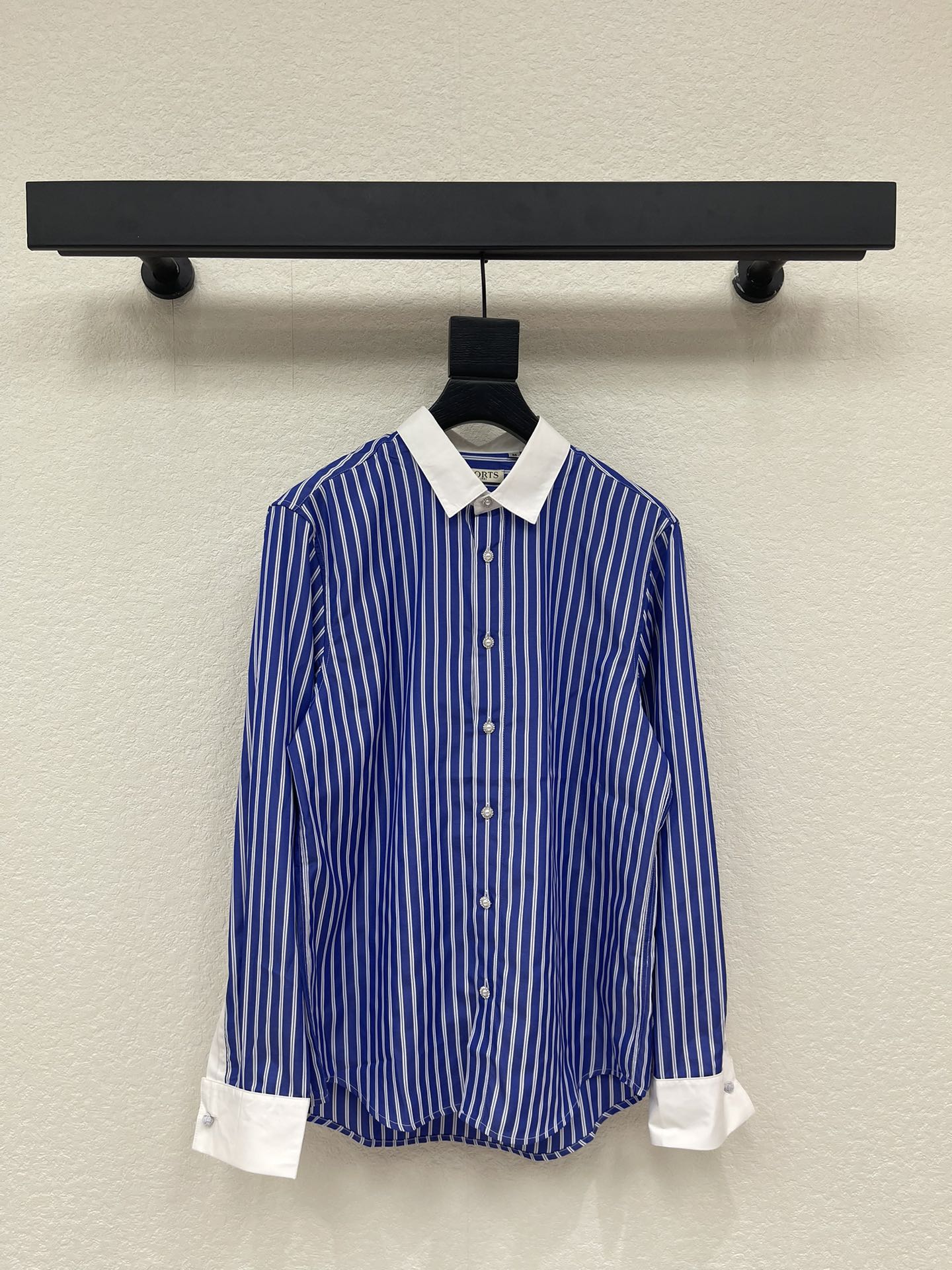 NO:752308,Port*26 new contrast striped white collar long-sleeved shirt!  High quality production!  Striped shirts are truly a wardrobe essential!  Excellent texture, clean and refreshing, versatile items that can be either salty or sweet, custom-made fabrics, not flattering at all, the lazy and casual feel is really easy to wear!  Fashionistas, you must add this piece to your wardrobe!  SML,,shirts,19860909Port*26新款撞色条纹白领长袖衬衫！高版出品！条纹衬衣真的是衣柜必不可少的单品！质感绝佳 干净清爽 上身可盐可甜的百搭单品 定制面料 完全不挑身材 慵懒又随意的感觉真的太好穿了！时髦精们BI入好吧必须给衣柜安排上这一件！SML,,shirts,,Women's clothing
