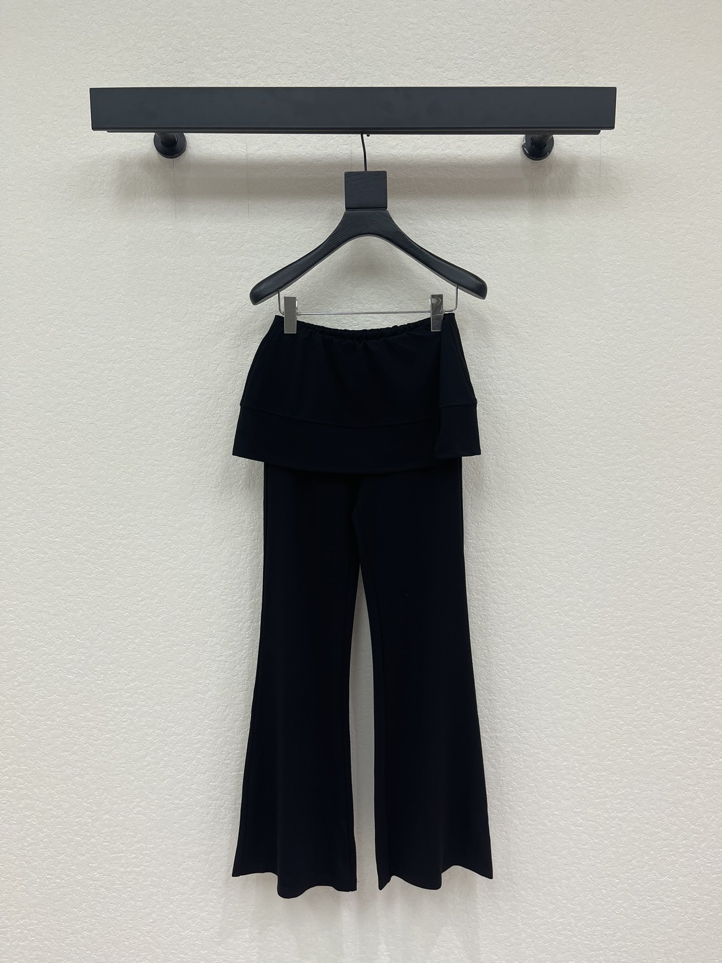 NO:751059,JORY*26 new early spring fake two-piece bell-bottom pants. The upper part is in the shape of a mini skirt with side slit details. The lower part is slightly flared trousers. It visually creates a layered effect of skirt + trousers. It is very layered. The fabric texture is comfortable and drapey and not easy to wrinkle. It is very suitable for daily wear. It has a strong sense of design and is a fashionable and practical item. SMLXL,,skirts,19860909JORY*26早春新品假两件式喇叭裤 上半部分是一条迷你短裙的造型有侧开衩细节 下半部分则是微喇长裤 视觉上营造出裙+裤的叠穿效果 非常有层次感 面料质感舒适有垂坠感不易起皱 很适合日常穿着 设计感很强是兼具时髦与实穿的单品SMLXL,,skirts,,Women's clothing