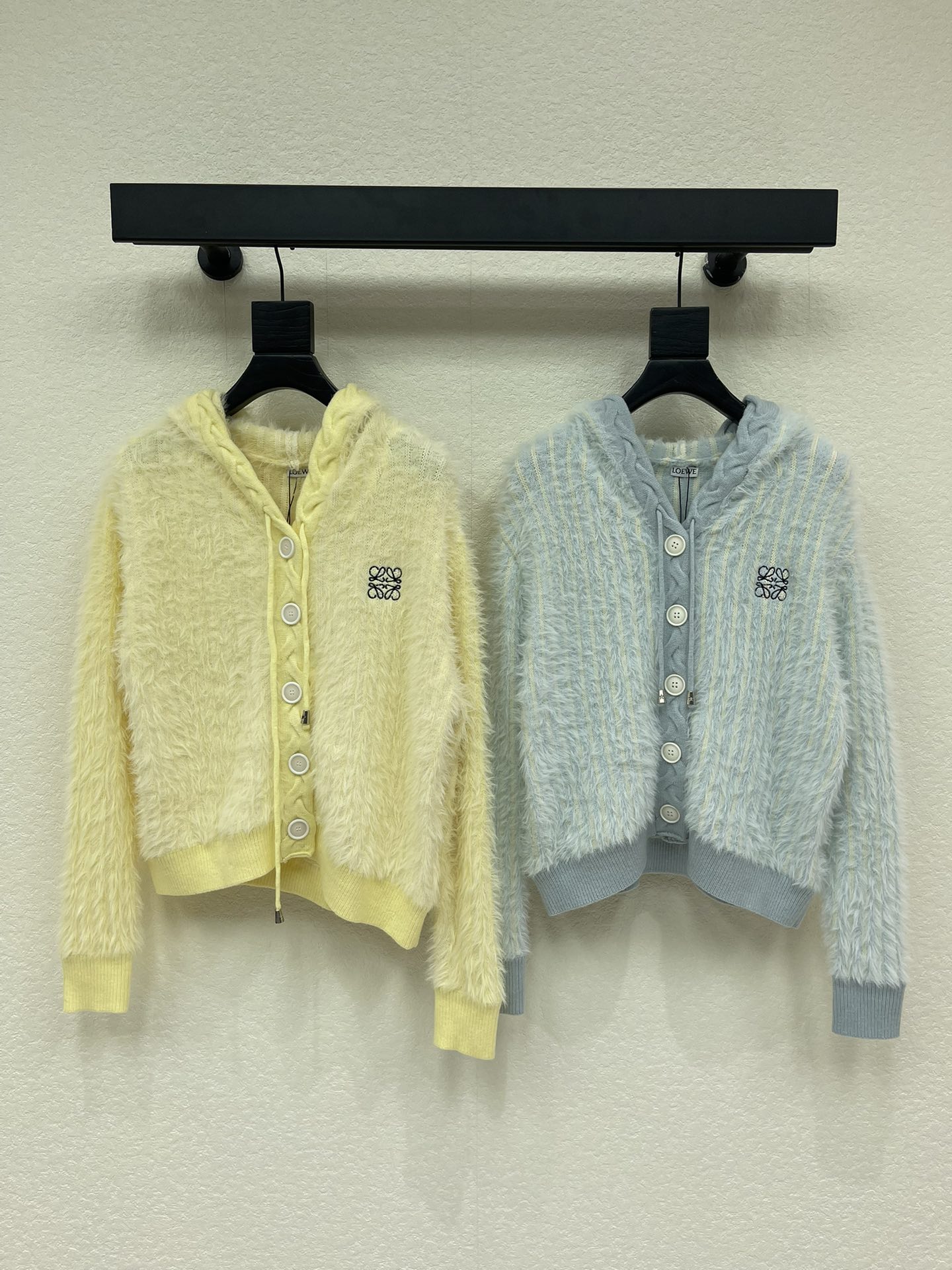 NO:751054,Loew*26 new early spring hooded long-sleeved knitted cardigan!  Customized wool knitting yarn weaving, hooded cardigan version, contrasting vertical stripes, fixed dyeing process, perfect restoration of the appearance, soft and skin-friendly, comfortable and stylish, embroidered totem logo on the chest, strong luxury style, regular fit, playful, age-reducing and whitening, easy to wear for daily travel or casual gatherings!  SML,,loewe,hats,19860909Loew*26早春新款连帽长袖针织开衫！定制羊毛针织纱线织造 连帽开衫版型 撞色竖条纹 定色定染工艺 完美还原品相 柔软亲肤 舒适有型 胸前刺绣图腾徽标 奢华风格强烈 常规版型 俏皮减龄显白 日常出行或轻松聚会轻松驾驭！SML,,loewe,hats,,Women's clothing