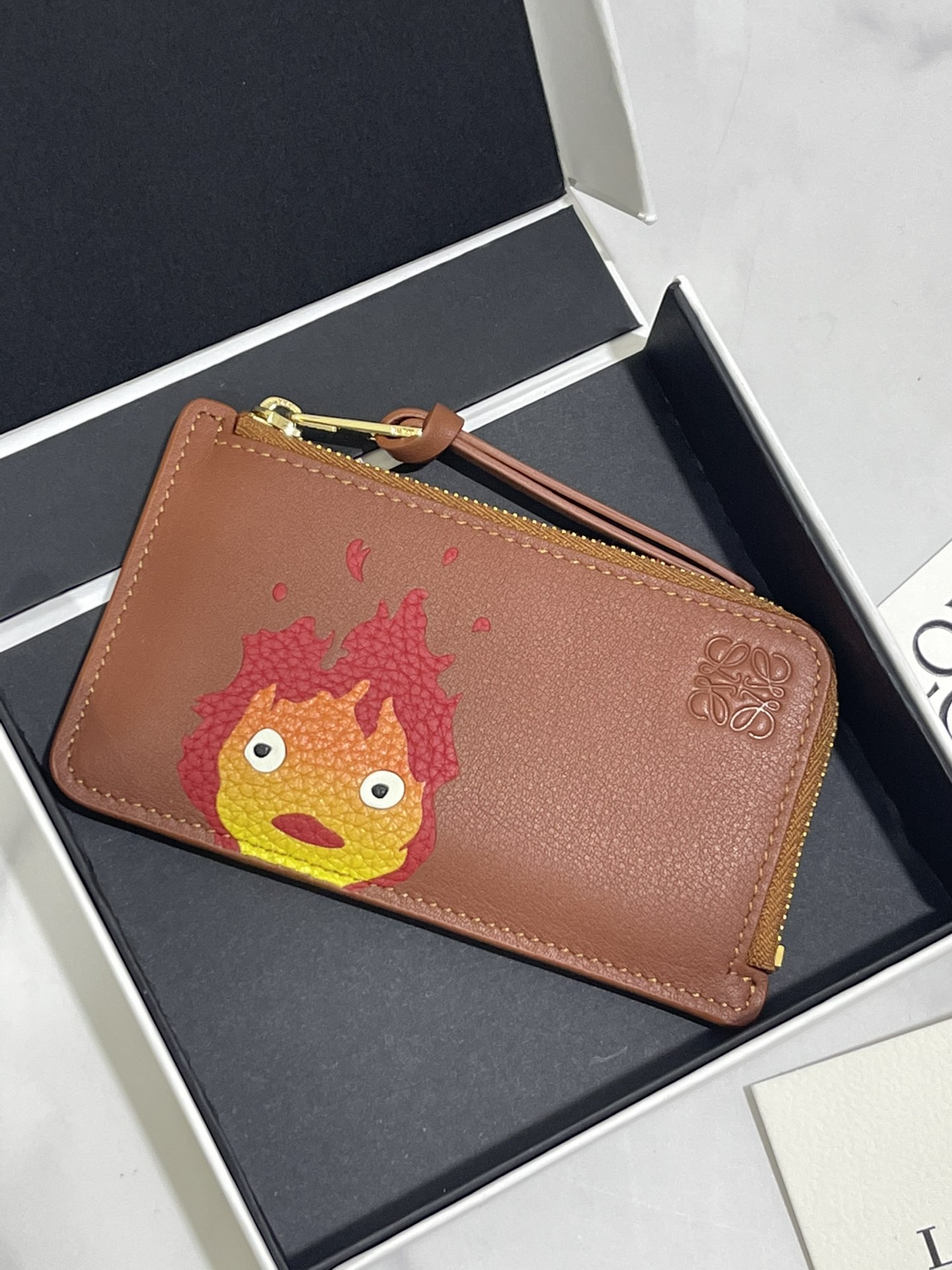 NO:741109,Calcifer zipper card case Howl's Moving Castle is said to be the final work of LOE**WE and Hayao Miyazaki. It is made of classic calfskin, using precise cutting technology and inlay technology. It has 4 card slots and a large zippered pocket. Style number 3789, size 13*7.5, (note that because the pattern is hand-inlaid and spliced, there are gaps,  It is normal for leather to have dandruff), Loewe wallet, loewe, loewe, wallets, cowhide19860909Calcifer 拉链卡包哈尔的移动城堡  据说是LOE**WE与宫崎骏的收官之作  选用经典小牛皮制作,采用精确的切割技术,以镶嵌工艺制成,4 个卡位和一个袋拉链的大口袋.款号3789尺寸13*7.5,（注意 由于图案是手工镶嵌拼接的, 有缝隙、 皮料有皮屑属于正常现象）,罗意威钱包,loewe,loewe,wallets,cowhide,欧美剧