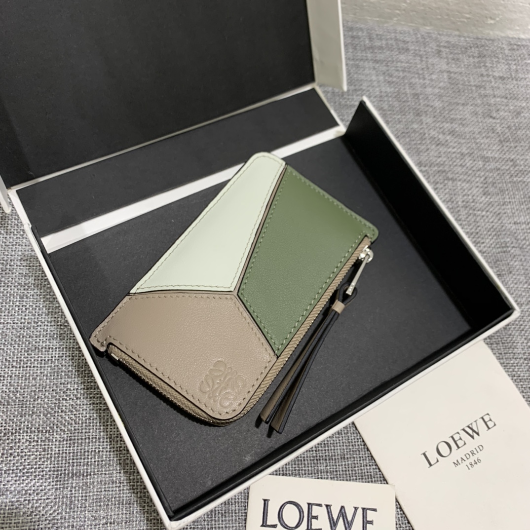 NO:741095,Zipper card holder color matching card holder is made of soft calfskin multi-color splicing, with calfskin lining. Its design features 3 credit card slots and zipper pockets. Its elegant and refined color is hard to put down. Style number 3726, size 13*7.5, Loewe wallet, loewe, wallets, cowhide19860909拉链卡包配色卡包 采用质感柔软小牛皮多色拼接,内里小牛皮,其设计特点3个信用卡位及拉链口袋.其优雅、脱俗的颜色,令人爱不释手.款号3726尺寸13*7.5,罗意威钱包,loewe,wallets,cowhide,欧美剧