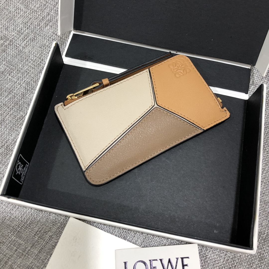 NO:741098,The uzzle coin cardholder spliced ​​zipper small card holder is made of soft calfskin multi-color splicing. It can insert cards and change, exquisite and fashionable. Style number 3722, size 13*7, Loewe wallet, loewe, wallets, cowhide19860909uzzle coin cardholder拼接拉链小卡包 选用质感柔软的小牛皮多色拼接,可插卡可放零钱,精致、时尚.款号3722,尺寸13*7,罗意威钱包,loewe,wallets,cowhide,欧美剧