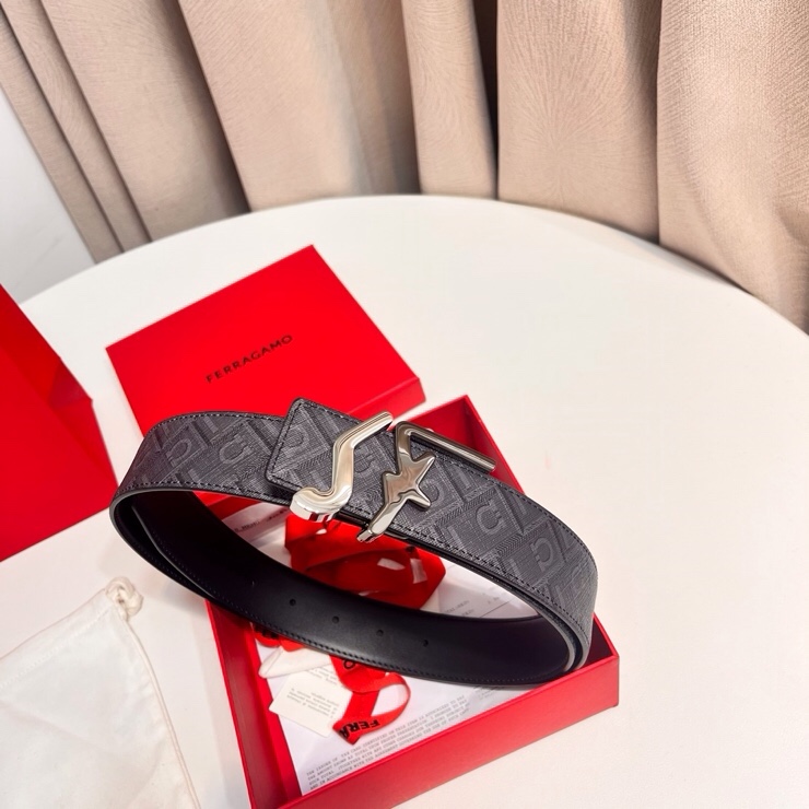 NO:741905,Original Ferragamo double-sided leather belt with topstitching for a casual charm. The two-tone design allows for flexible styling; one side is smooth cowhide, the other side is coated fabric and decorated with the iconic Gancini monogram. The palladium finish Gancio buckle is cool and stylish, highlighting the fashion style. Adjustable length, 3.5 cm, belt, ferragamo, cowhide19860909原单 Ferragamo 双面皮带饰有明缝针迹,融蕴休闲魅力.双色设计灵活演绎多变造型；一面为光滑牛皮,另一面采用涂层面料,饰以标志性Gancini字母图案.钯色饰面Gancio扣饰风格酷飒,彰显时尚格调.长度可调节,3.5厘米,皮带,ferragamo,cowhide,Belt