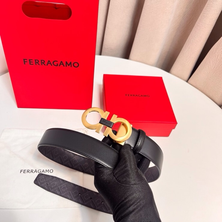 Ferragamo 双面皮带饰有明缝针迹 融蕴休闲魅力 双色设计