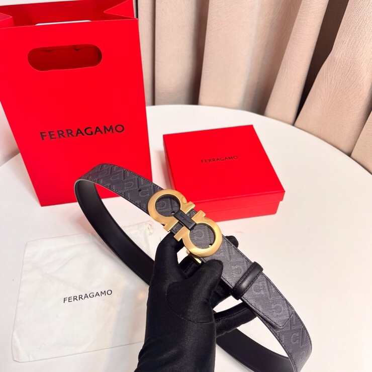 NO:742002,Original Ferragamo double-sided leather belt with topstitching for a casual charm. The two-tone design allows for flexible styling; one side is smooth cowhide, the other side is coated fabric and decorated with the iconic Gancini monogram. The palladium finish Gancio buckle is cool and stylish, highlighting the fashion style. Adjustable length, 3.5 cm, belt, ferragamo, cowhide19860909原单 Ferragamo 双面皮带饰有明缝针迹,融蕴休闲魅力.双色设计灵活演绎多变造型；一面为光滑牛皮,另一面采用涂层面料,饰以标志性Gancini字母图案.钯色饰面Gancio扣饰风格酷飒,彰显时尚格调.长度可调节,3.5厘米,皮带,ferragamo,cowhide,Belt