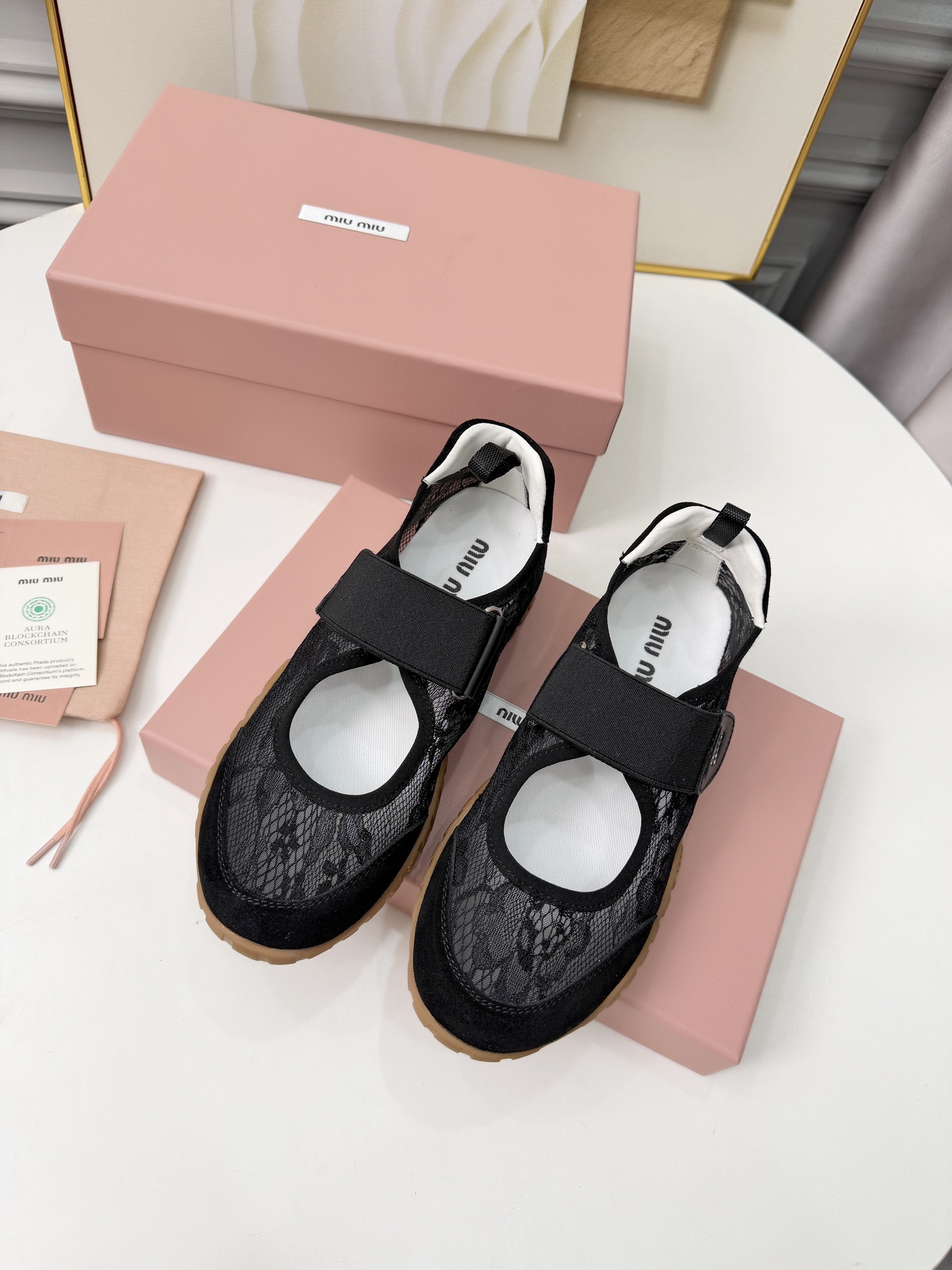 NO:747123,Miu Miu 26 spring and summer new catwalk show MiuMiu moral training casual shoes close-up details of the show craftsmanship from the Miu Miu series New season trend elements and the concept of love at the moment, multiple collisions, conveying modern style~ Looks good no matter how you wear it, this summer's fashionista favorite Fabric cowhide/original nylon mesh Lining imported sheepskin outsole original molded TPU rubber sole Size 35-40 (41, 42 custom-made, non-refundable, non-exchangeable)  Original packaging, casual shoes/sports shoes, miumiu, sneakers, cowhide, sheepskin19860909Miu Miu 26年春夏新款走秀MiuMiu 德训 休闲鞋 秀场工艺来自Miu Miu系列的细节特写 新季的潮流要素 与此刻挚爱的概念,多元对撞,传达现代风格~ 怎么穿都好看今夏时髦精最爱 面料牛皮/原版尼龙网布 内里进口羊皮 大底原版开模TPU橡胶鞋底 码数35-40码（41,42定做不退不换） 原版包装,休闲鞋/运动鞋,miumiu,sneakers,cowhide,sheepskin,Women's Shoes