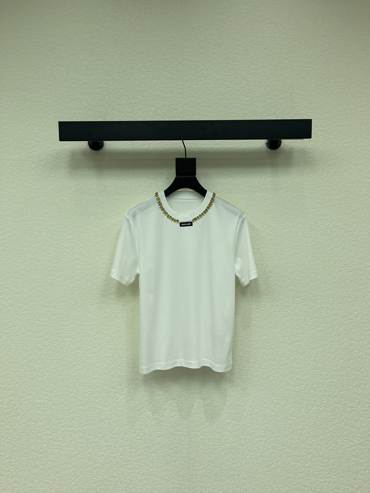 NO:751049,Miumi*26 new spring and summer round neck diamond-encrusted short-sleeved T-shirt. This miu heavy industry T-shirt has a diamond-encrusted neckline design that is super eye-catching, exquisite and luxurious! Made of soft cotton fabric, it is comfortable and breathable to wear, and the diamond-encrusted details make the whole thing more layered. SML,,miumiu,T-shirt,tees,t-shirt,19860909Miumi*26春夏新款圆领镶钻短袖T恤.这款miu重工T恤,领口镶钻设计超吸睛,精致又奢华!柔软棉质面料,穿着舒适透气,镶钻细节让整体更有层次感.SML,,miumiu,T-shirt,tees，t-shirt,,Women's clothing