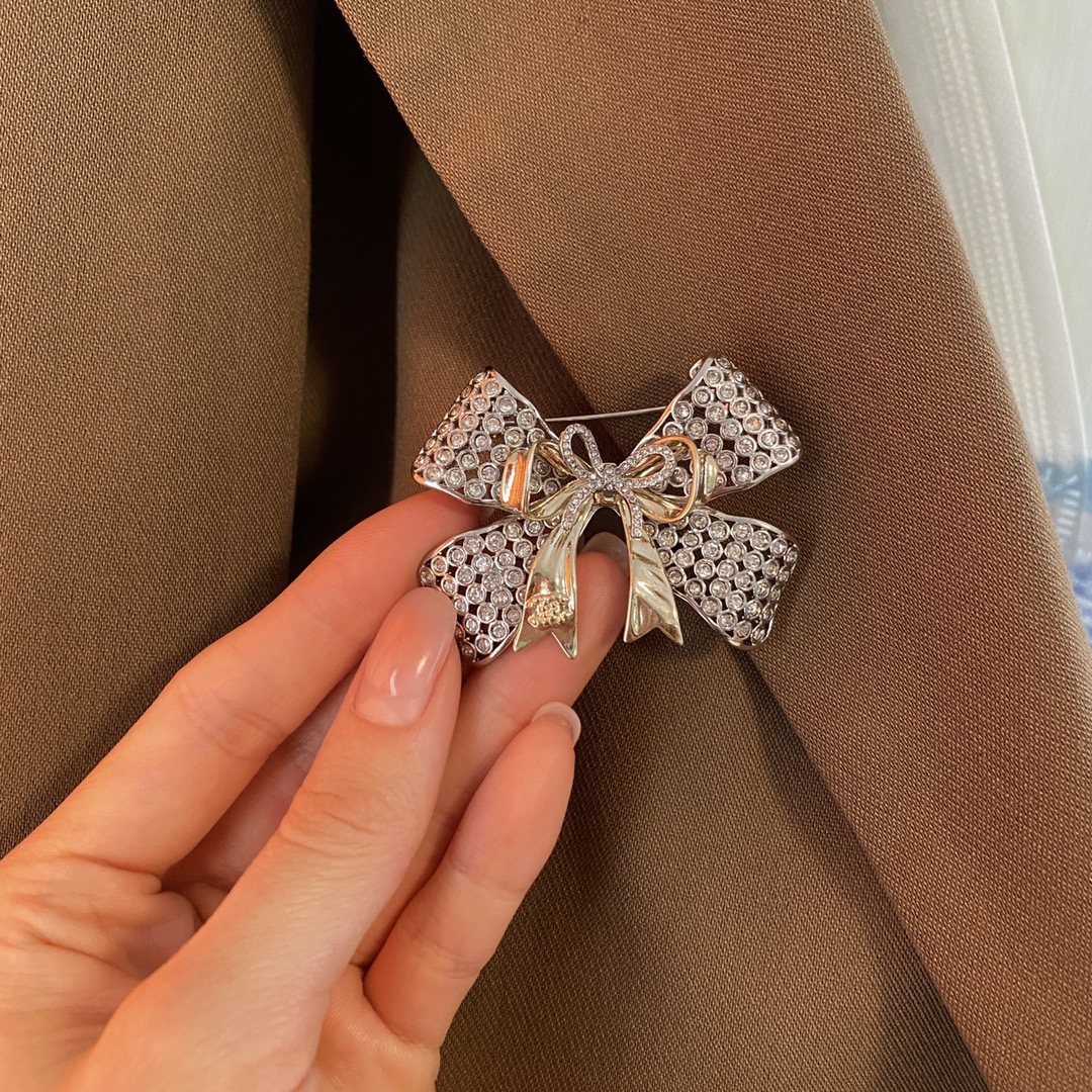 Chanel 小香香奈儿欧美风范精美奢华金银拼色大满钻蝴蝶结内嵌浅金色金属蝴蝶结小蝴蝶结镶钻双C字母胸针 黄铜材质 重量约17
