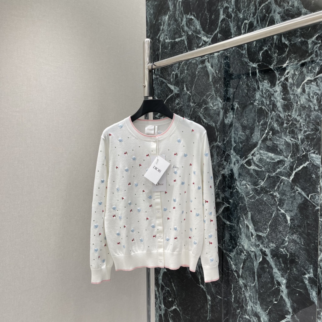 Ｄ家 26春夏新款 和平鸽刺绣针织开衫 米白色底配红蓝和平鸽图案 甜美又童趣。圆领长袖+纽扣开襟 穿脱方