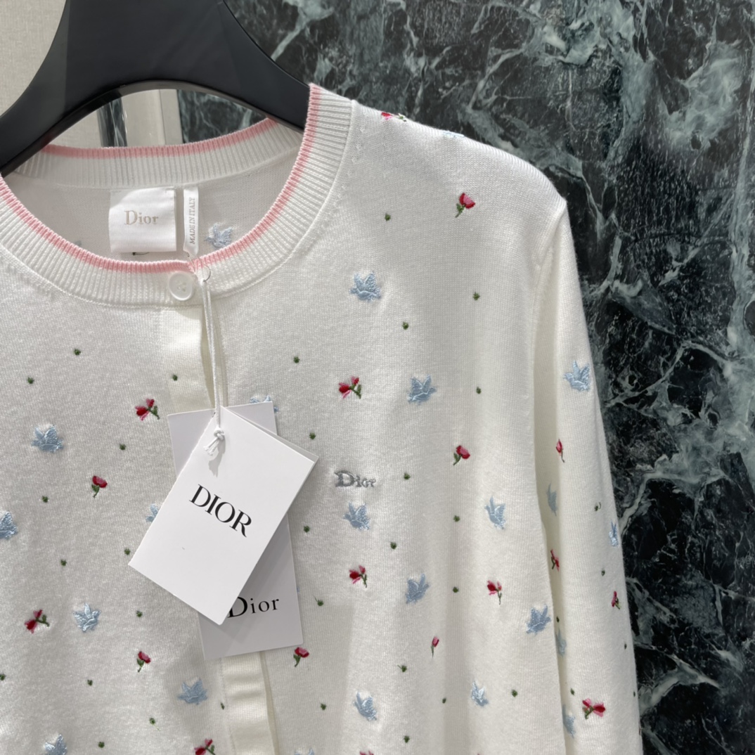 Ｄ家 26春夏新款 和平鸽刺绣针织开衫 米白色底配红蓝和平鸽图案 甜美又童趣。圆领长袖+纽扣开襟 穿脱方