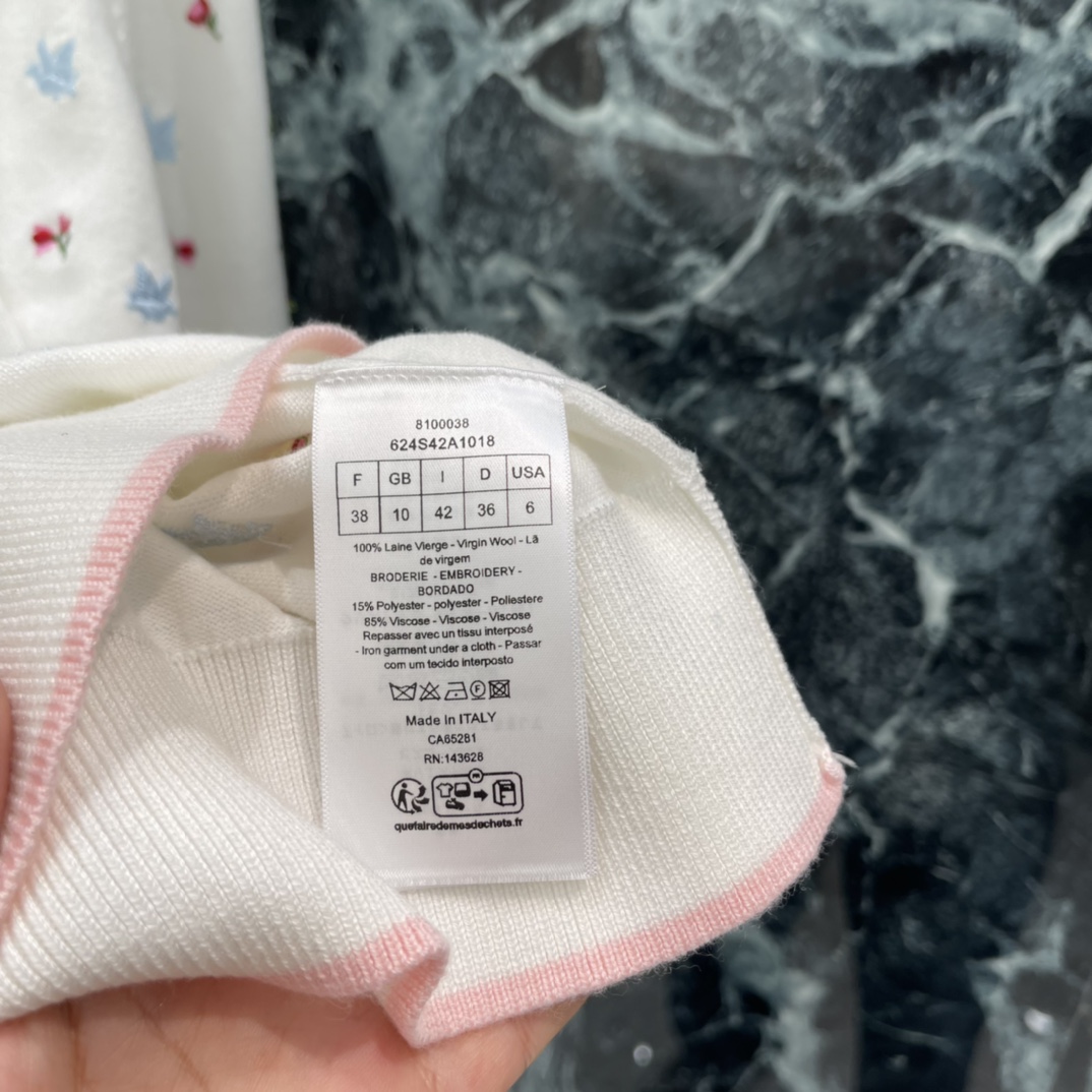 Ｄ家 26春夏新款 和平鸽刺绣针织开衫 米白色底配红蓝和平鸽图案 甜美又童趣。圆领长袖+纽扣开襟 穿脱方