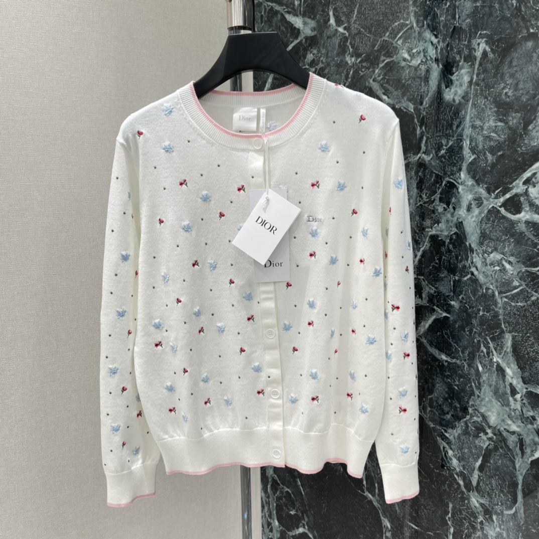 Ｄ家 26春夏新款 和平鸽刺绣针织开衫 米白色底配红蓝和平鸽图案 甜美又童趣。圆领长袖+纽扣开襟 穿脱方