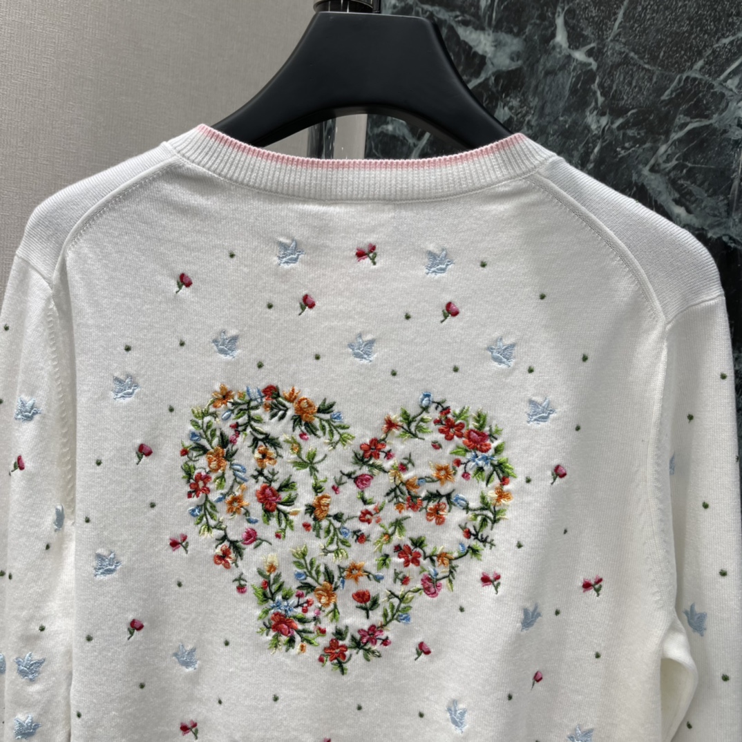 Ｄ家 26春夏新款 和平鸽刺绣针织开衫 米白色底配红蓝和平鸽图案 甜美又童趣。圆领长袖+纽扣开襟 穿脱方