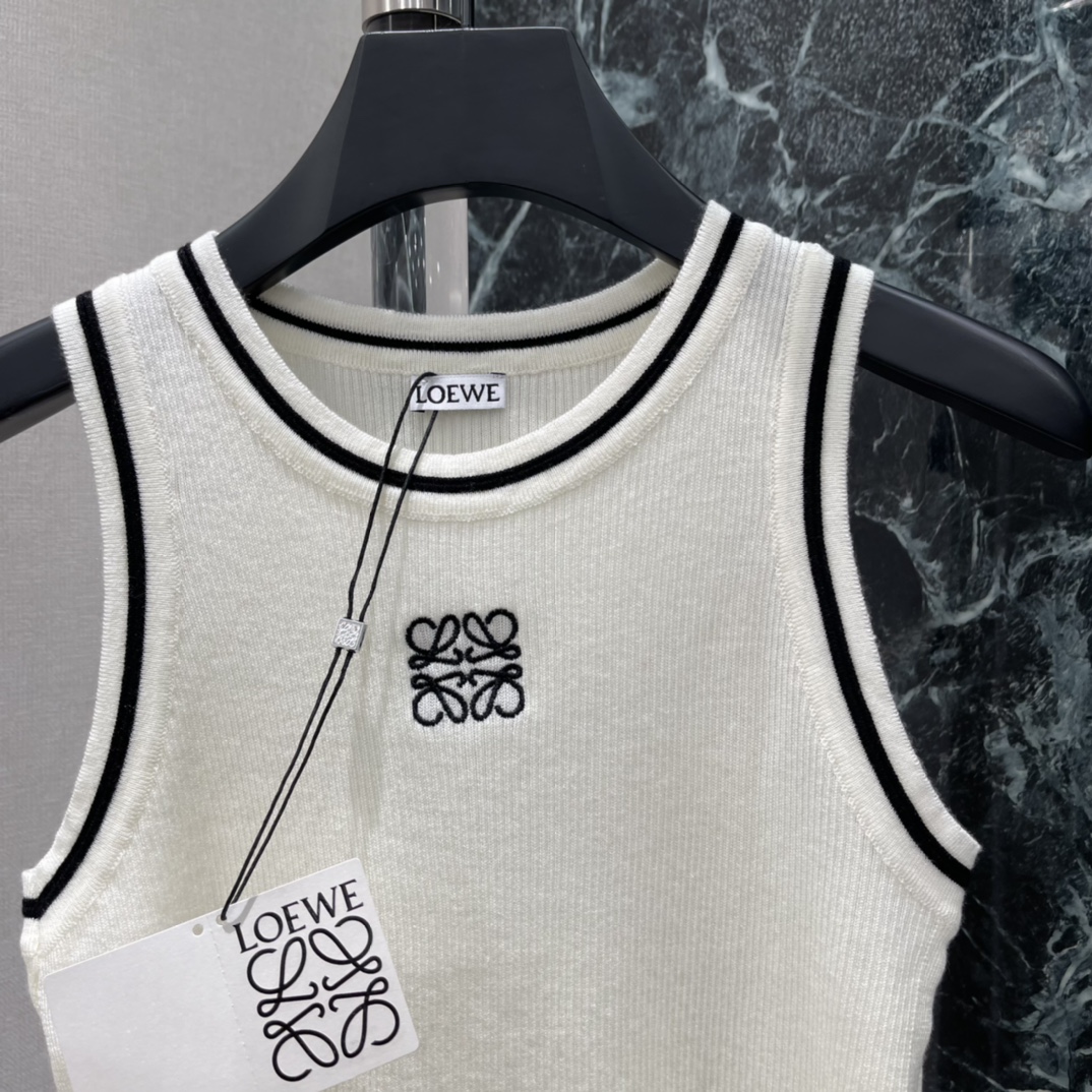 罗意威 26春夏新款 针织背心 圆领无袖设计+黑色撞色边 简约又精致 胸前品牌刺绣 辨识度满分 细节控必